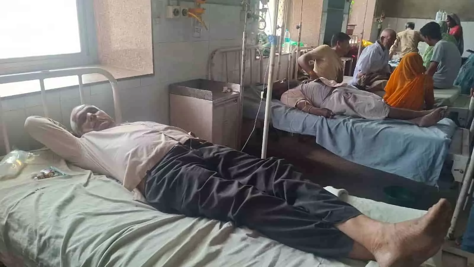 चित्तौड़गढ़ के पारसोली अस्पताल में मधुमक्खियों के हमले से घायल हुए लोग स्ट्रेचर पर उपचार कराते हुए।
