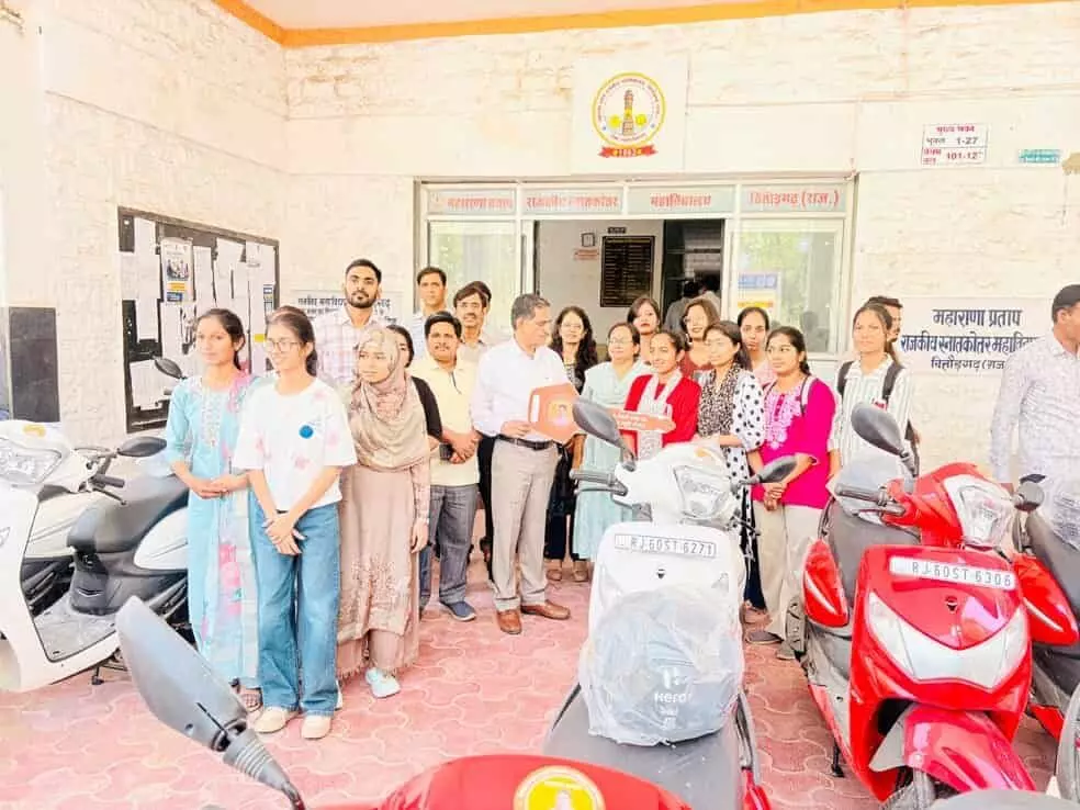 महाराणा प्रताप राजकीय पीजी महाविद्यालय चित्तौड़गढ़ में स्कूटी वितरण समारोह के दौरान खड़ी छात्राएं और कॉलेज स्टाफ।