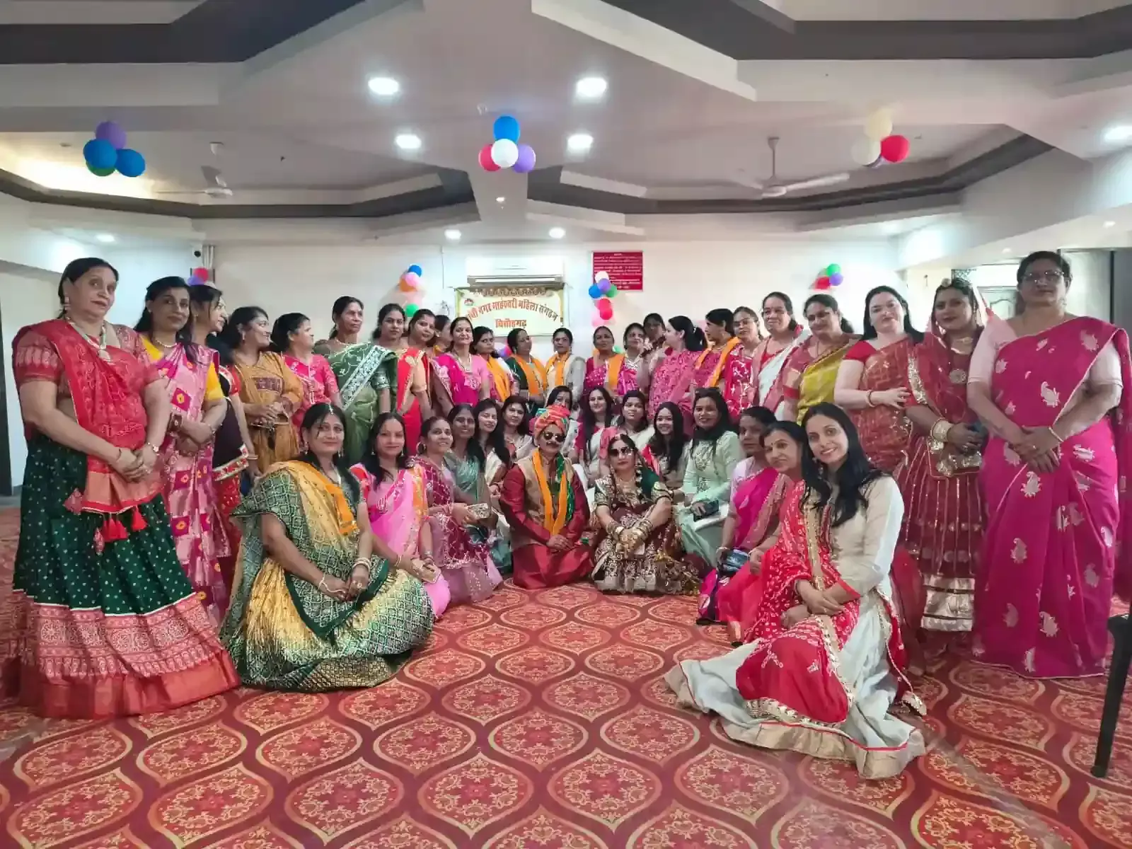 चित्तौड़गढ़ में माहेश्वरी महिला संगठन की सदस्य पारंपरिक गणगौर उत्सव के दौरान दीप प्रज्वलित करती हुईं।