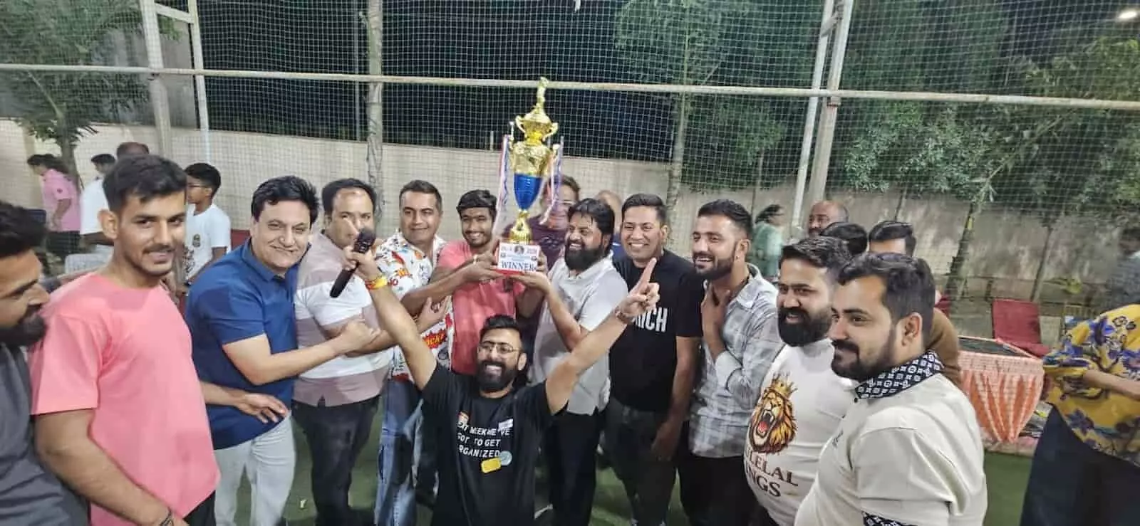 चित्तौड़गढ़ में झुलेलाल प्रीमियर लीग क्रिकेट प्रतियोगिता के दौरान विजेता टीम को ट्रॉफी देते हुए अतिथि और खिलाड़ी।