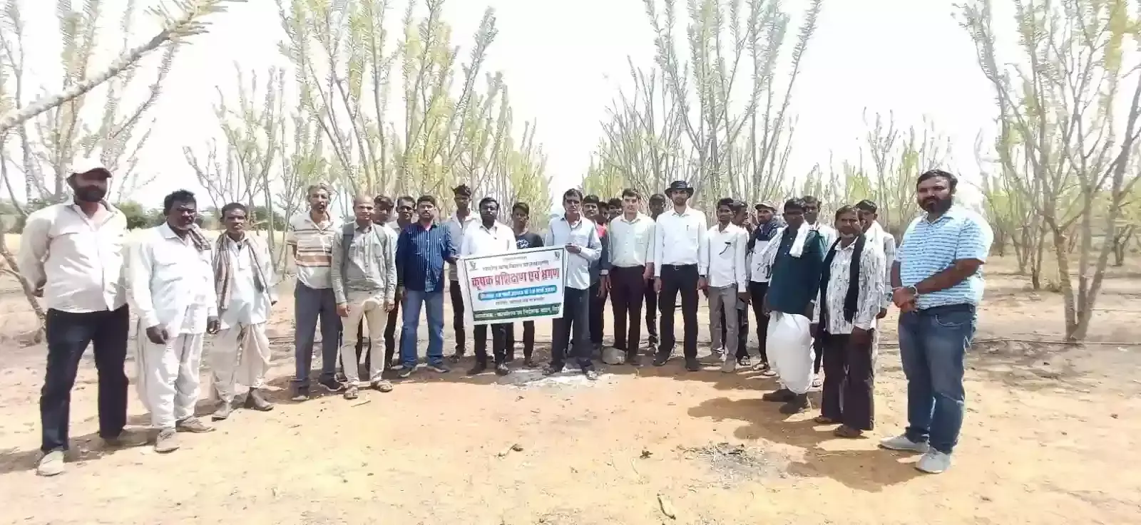 सिरोही के माधव विश्वविद्यालय में आयोजित बांस विकास योजना प्रशिक्षण कार्यक्रम के समापन पर मंचासीन अतिथि और किसान। सिरोही के माधव विश्वविद्यालय में आयोजित बांस विकास योजना प्रशिक्षण कार्यक्रम के समापन पर मंचासीन अतिथि और किसान।