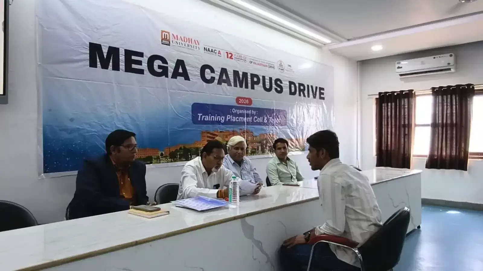 माधव विश्वविद्यालय सिरोही के परिसर में एनएनबी पेपर प्रोडक्शन कंपनी के प्लेसमेंट ड्राइव के दौरान साक्षात्कार देते छात्र और उपस्थित चयन समिति के सदस्य। माधव विश्वविद्यालय सिरोही के परिसर में एनएनबी पेपर प्रोडक्शन कंपनी के प्लेसमेंट ड्राइव के दौरान साक्षात्कार देते छात्र और उपस्थित चयन समिति के सदस्य।