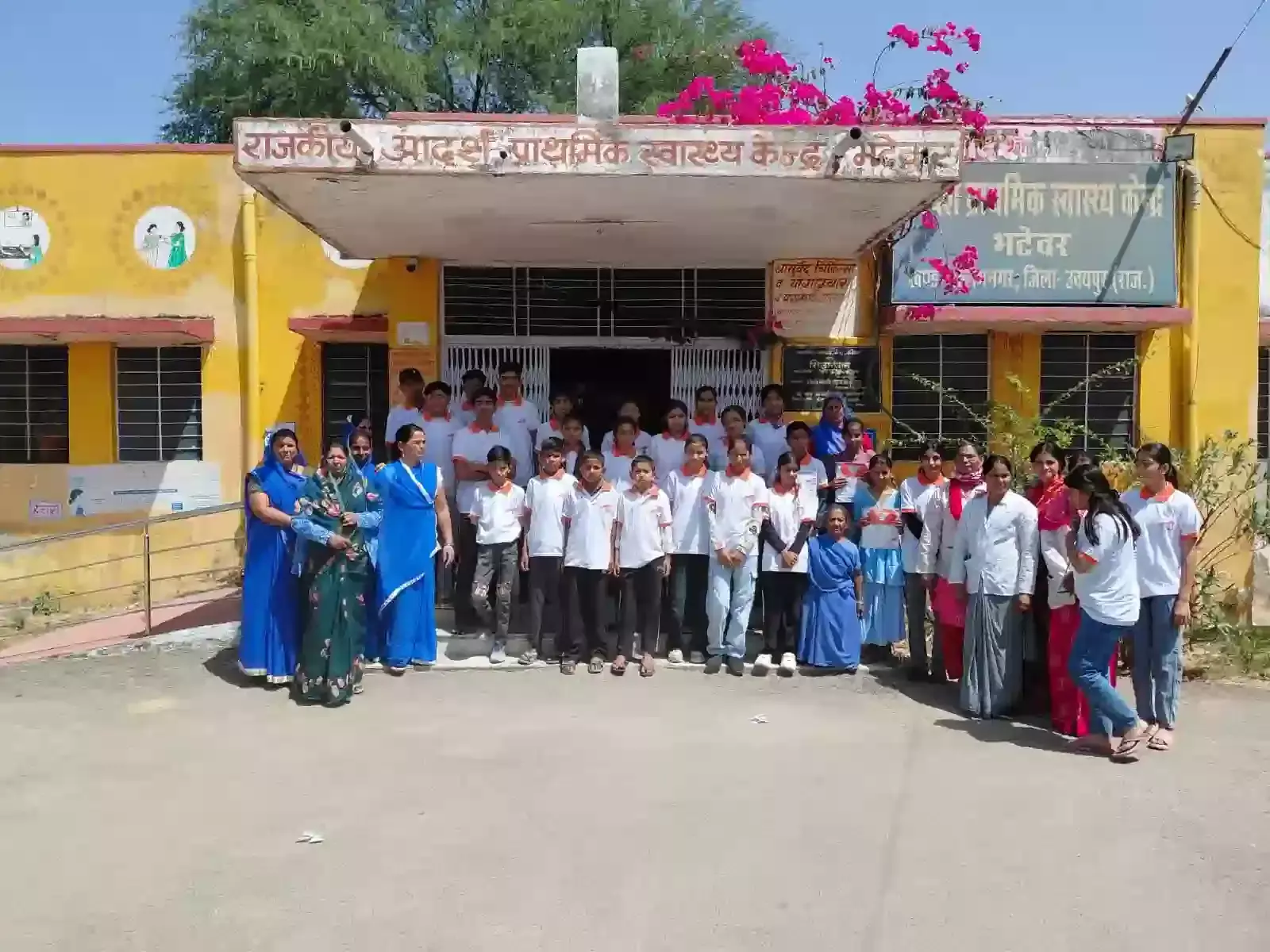 भटेवर प्राथमिक स्वास्थ्य केंद्र में पीयर एजुकेटर्स की बैठक के दौरान चर्चा करते स्वास्थ्य विशेषज्ञ और स्थानीय किशोर। भटेवर प्राथमिक स्वास्थ्य केंद्र में पीयर एजुकेटर्स की बैठक के दौरान चर्चा करते स्वास्थ्य विशेषज्ञ और स्थानीय किशोर।