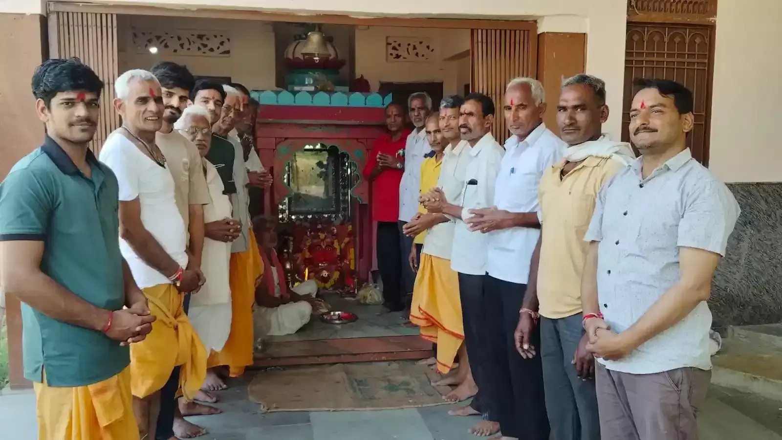 भटेवर के मालिया वाला श्याम हनुमान मंदिर में पूजा अर्चना करते पुजारी और दर्शन के लिए उमड़े श्रद्धालु। भटेवर के मालिया वाला श्याम हनुमान मंदिर में पूजा अर्चना करते पुजारी और दर्शन के लिए उमड़े श्रद्धालु।