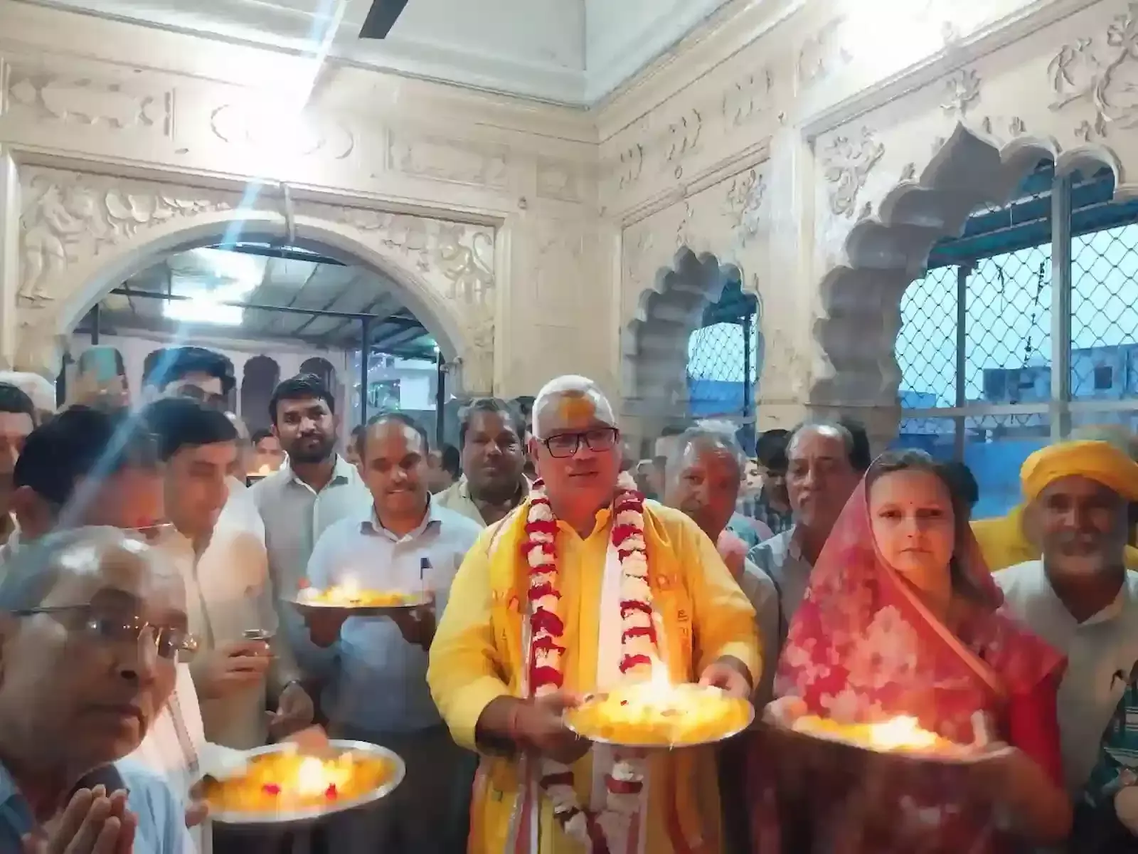 श्री लक्ष्मण जी मंदिर डीग में राजस्थान दिवस पर महाआरती करते गृह राज्य मंत्री जवाहर सिंह बेढ़म और अधिकारी। श्री लक्ष्मण जी मंदिर डीग में राजस्थान दिवस पर महाआरती करते गृह राज्य मंत्री जवाहर सिंह बेढ़म और अधिकारी।