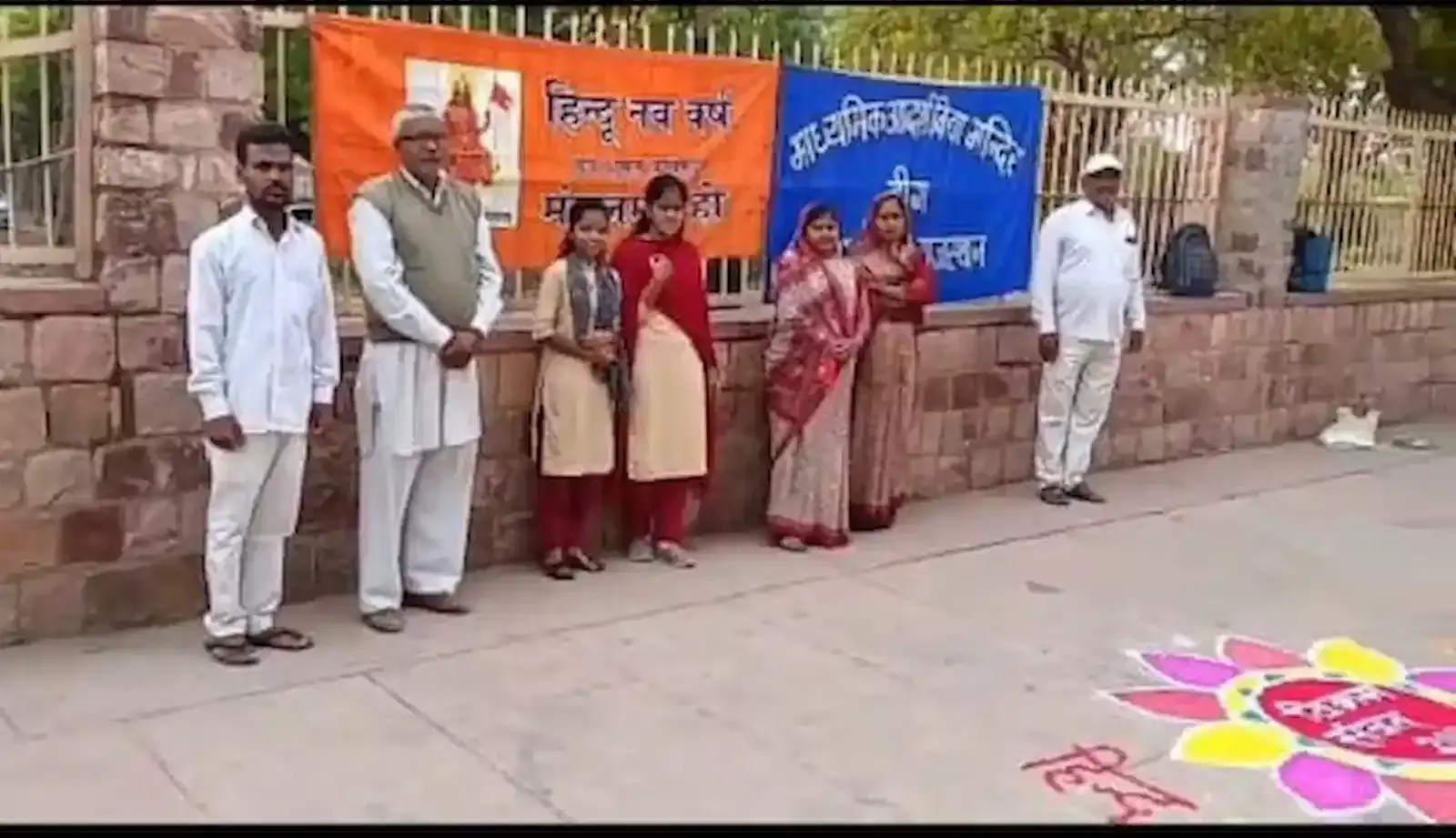 जल महल सिंहपोल गेट पर रंगोली बनाकर हिंदू नव संवत्सर मनाते आदर्श विद्या मंदिर के छात्र और शिक्षक। जल महल सिंहपोल गेट पर रंगोली बनाकर हिंदू नव संवत्सर मनाते आदर्श विद्या मंदिर के छात्र और शिक्षक।