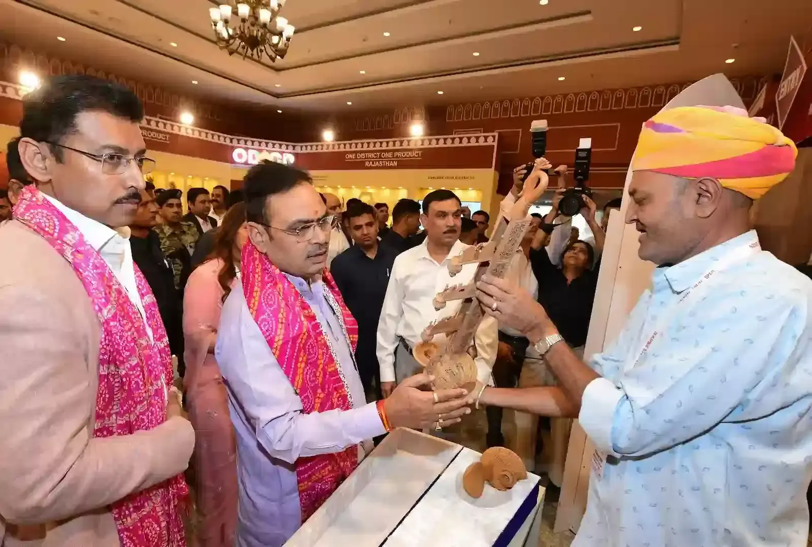 जयपुर में आयोजित उद्यमी संवाद समारोह के दौरान नई औद्योगिक नीतियों की पट्टिका का अनावरण करते मुख्यमंत्री भजनलाल शर्मा और कैबिनेट मंत्री। जयपुर में आयोजित उद्यमी संवाद समारोह के दौरान नई औद्योगिक नीतियों की पट्टिका का अनावरण करते मुख्यमंत्री भजनलाल शर्मा और कैबिनेट मंत्री।