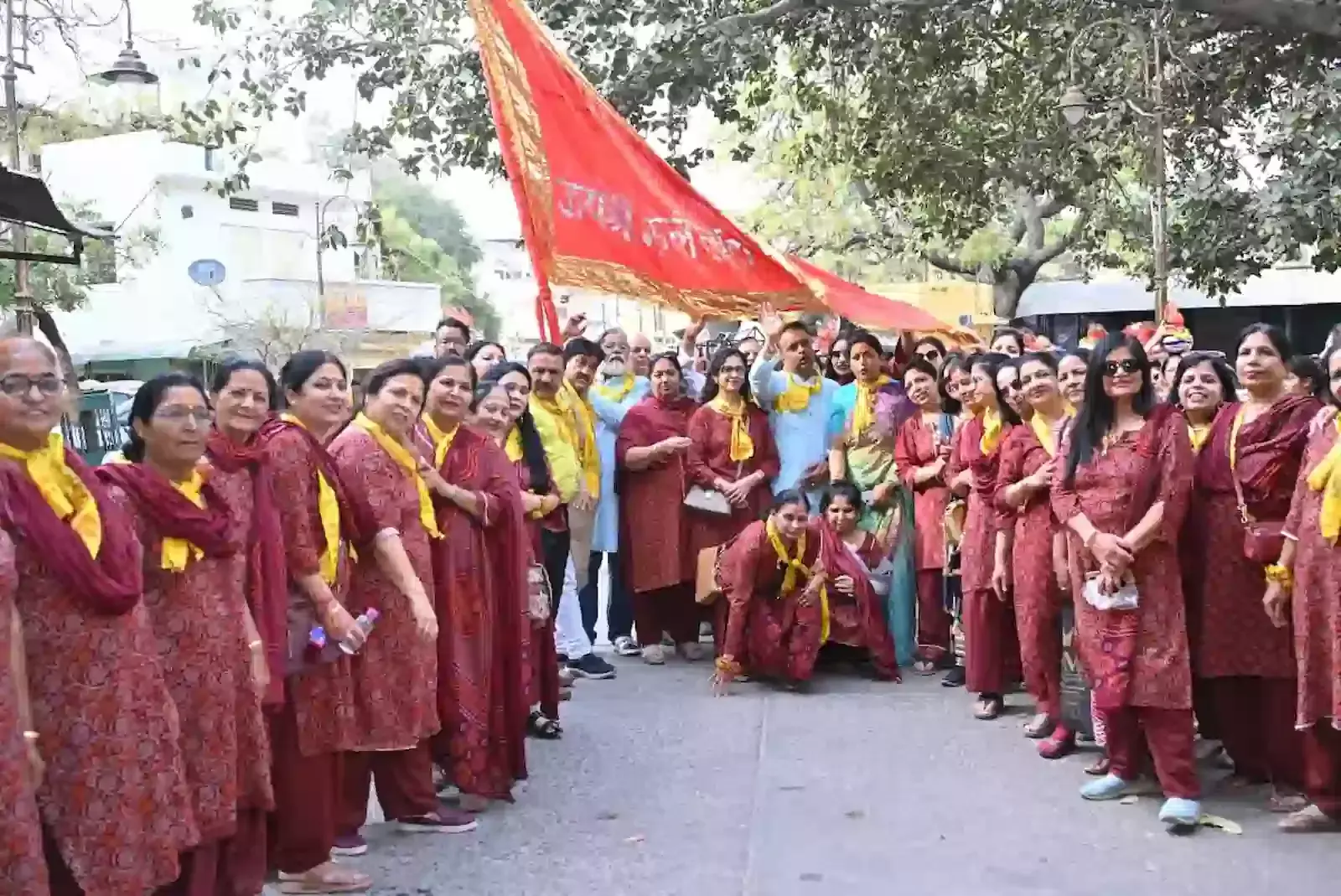गोविंद देव जी मंदिर जयपुर के प्रांगण में कलश यात्रा के लिए एकत्रित पीतांबर धारी महिलाएं और सजे हुए ऊंट घोड़े। गोविंद देव जी मंदिर जयपुर के प्रांगण में कलश यात्रा के लिए एकत्रित पीतांबर धारी महिलाएं और सजे हुए ऊंट घोड़े।