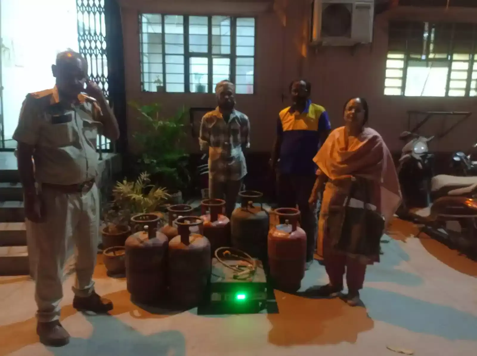 जयपुर में अवैध गैस रिफिलिंग के विरुद्ध छापेमारी के दौरान जब्त किए गए घरेलू और व्यावसायिक एलपीजी सिलेंडर। जयपुर में अवैध गैस रिफिलिंग के विरुद्ध छापेमारी के दौरान जब्त किए गए घरेलू और व्यावसायिक एलपीजी सिलेंडर।