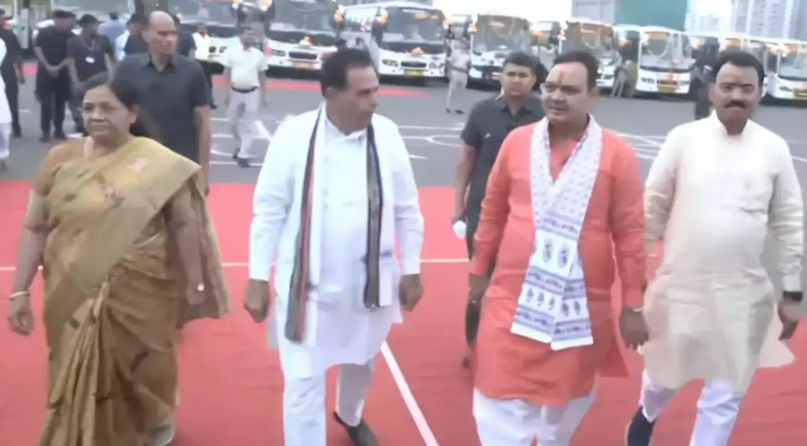 जयपुर बस टर्मिनल पर मुख्यमंत्री भजनलाल शर्मा द्वारा नई रोडवेज बसों को हरी झंडी दिखाकर रवाना करने का दृश्य जयपुर बस टर्मिनल पर मुख्यमंत्री भजनलाल शर्मा द्वारा नई रोडवेज बसों को हरी झंडी दिखाकर रवाना करने का दृश्य