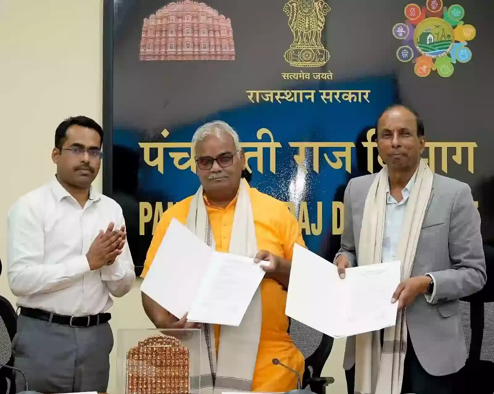 जयपुर में मंत्री मदन दिलावर और विभागीय अधिकारी जल प्रबंधन एमओयू के दस्तावेज प्रदर्शित करते हुए। जयपुर में मंत्री मदन दिलावर और विभागीय अधिकारी जल प्रबंधन एमओयू के दस्तावेज प्रदर्शित करते हुए।