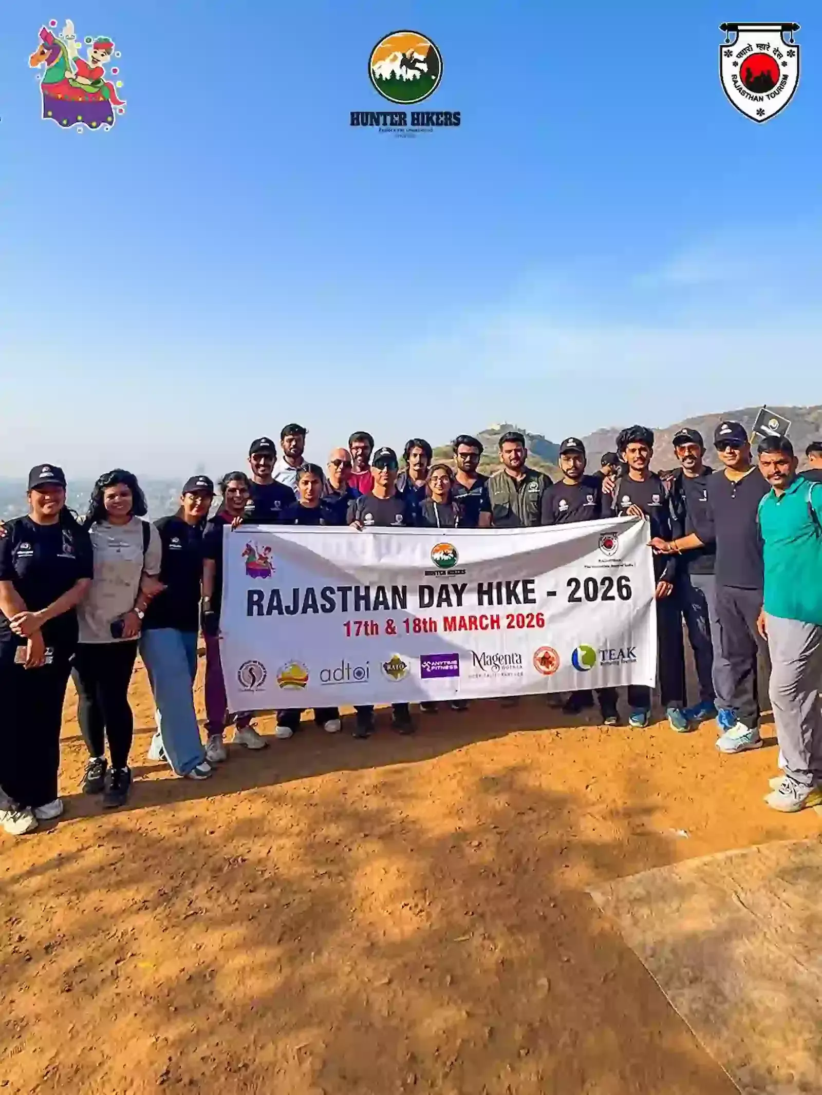 आमेर की अरावली पहाड़ियों पर नेचर हाइक के दौरान ट्रेकिंग करते लोग और प्राकृतिक दृश्य। आमेर की अरावली पहाड़ियों पर नेचर हाइक के दौरान ट्रेकिंग करते लोग और प्राकृतिक दृश्य।