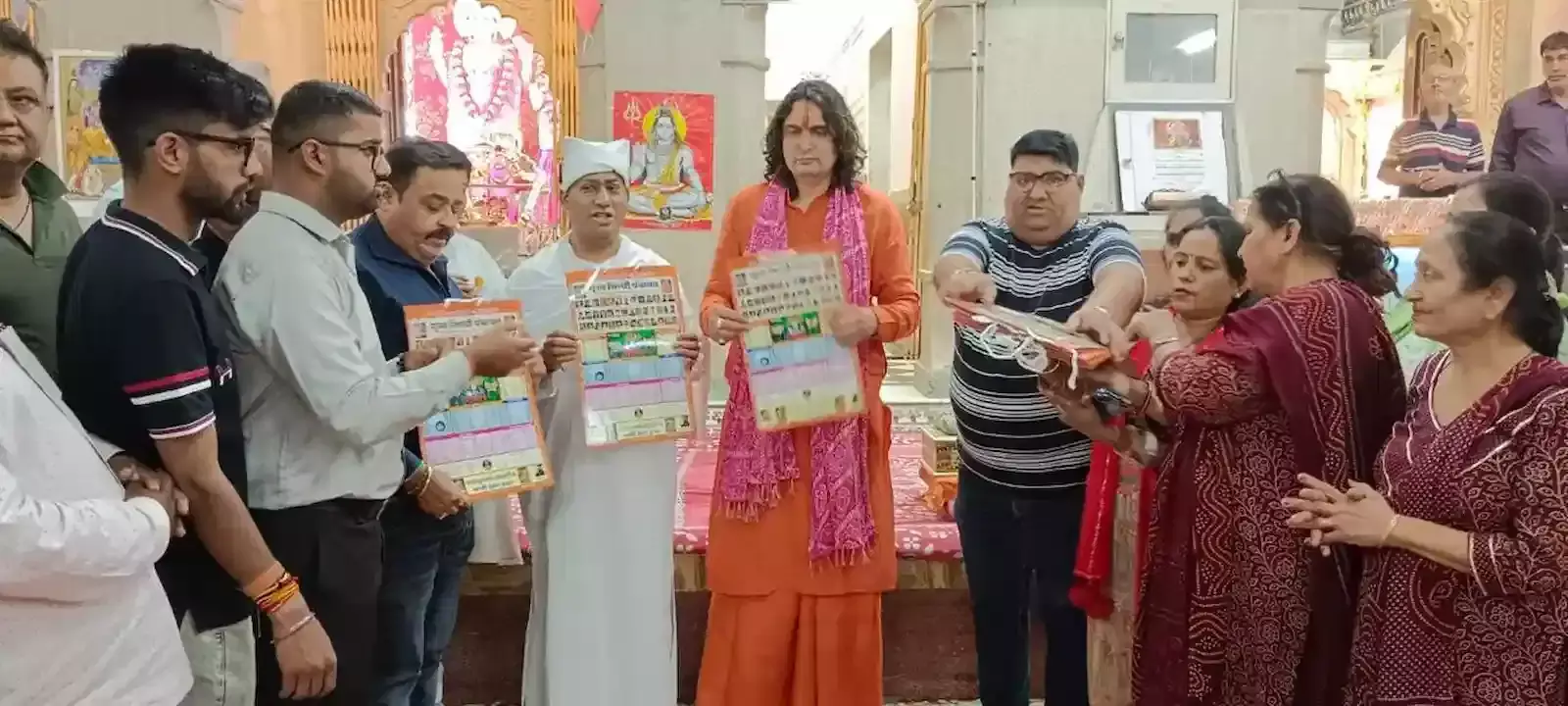 जयपुर के आमेर रोड पर संत मोहनलाल जी और विधायक बालमुकुंद आचार्य सिंधी पंचायत के कैलेंडर का विमोचन करते हुए। जयपुर के आमेर रोड पर संत मोहनलाल जी और विधायक बालमुकुंद आचार्य सिंधी पंचायत के कैलेंडर का विमोचन करते हुए।