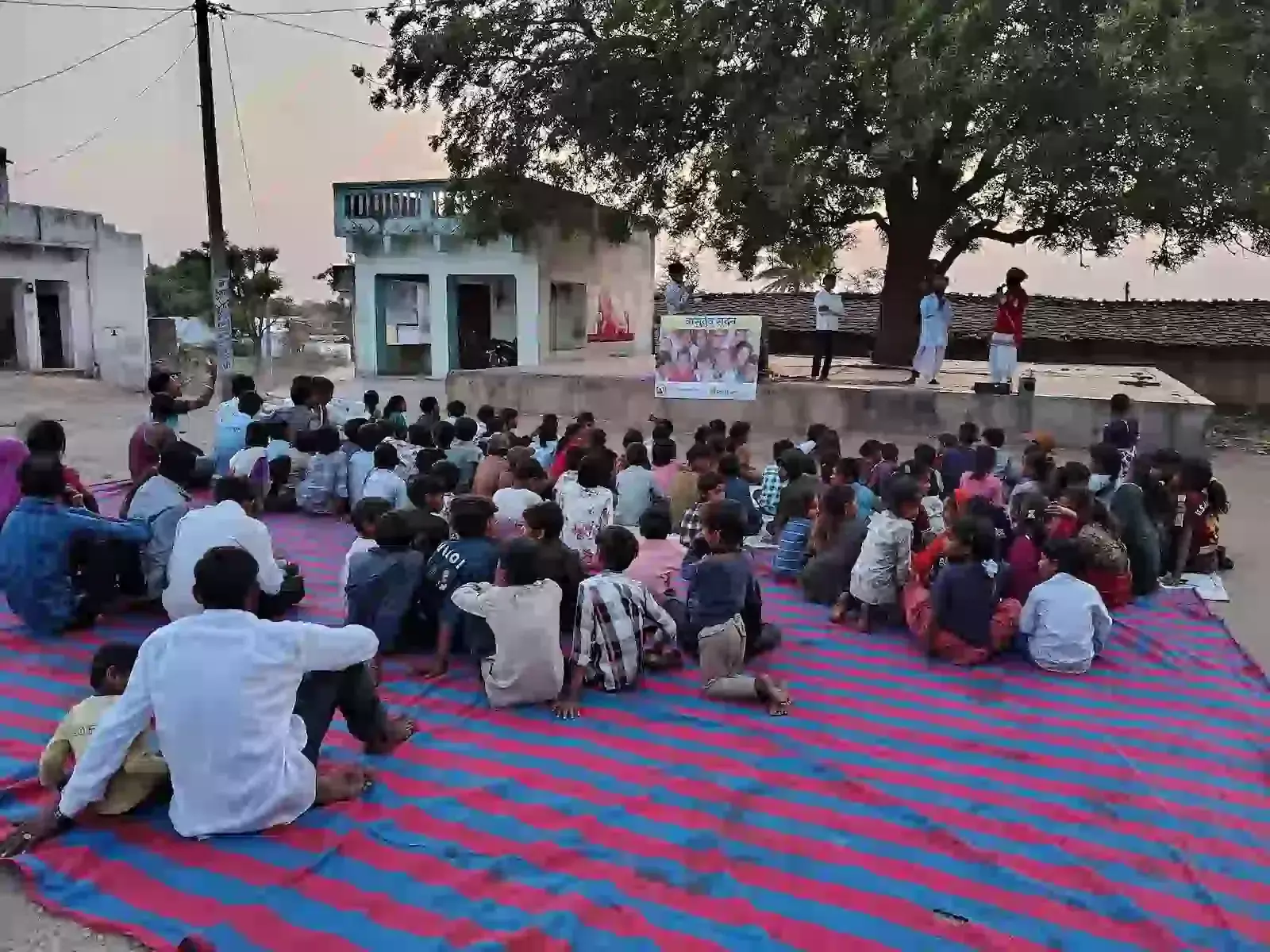 देवलिया गांव के मंड बावजी परिसर में ग्रामीणों को शिक्षा का महत्व समझाते कलाकार और उपस्थित बासुदेव कानोरिया सेवा संस्थान के सदस्य।