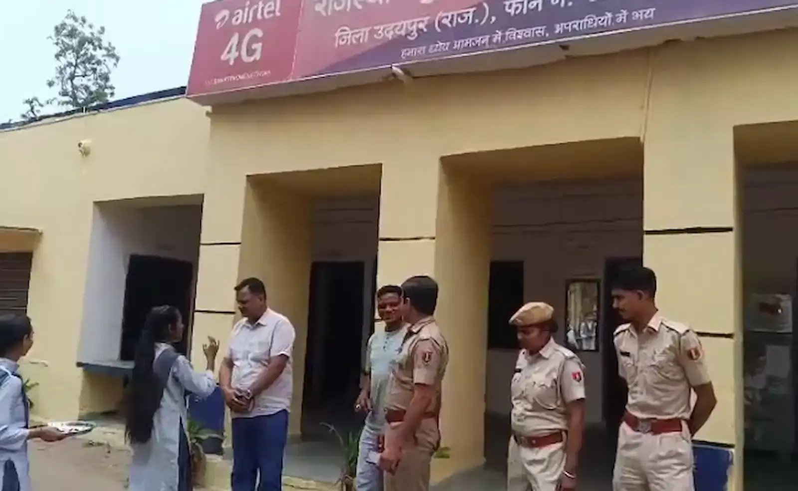 झाड़ोल में हिन्दू नववर्ष पर आमजन को तिलक लगाते विद्यानिकेतन के सदस्य और विद्यार्थी