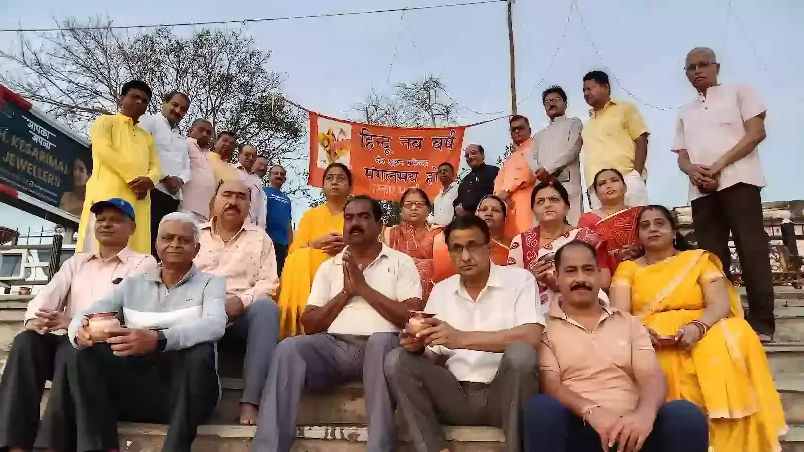 डूंगरपुर में गेप सागर की पाल पर संस्कार भारती के सदस्य सूर्य नारायण को जल का अर्घ्य दे रहे हैं। डूंगरपुर में गेप सागर की पाल पर संस्कार भारती के सदस्य सूर्य नारायण को जल का अर्घ्य दे रहे हैं।