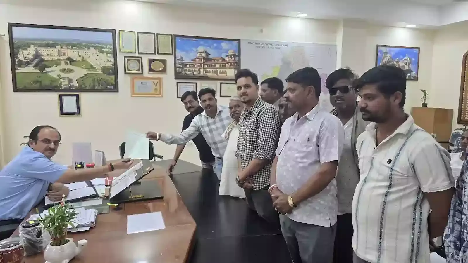 झालावाड़ जिला कलेक्ट्रेट में तरुण खटीक हत्याकांड के विरोध में ज्ञापन देते क्षत्रिय खटीक समाज के प्रतिनिधिमंडल का दृश्य। झालावाड़ जिला कलेक्ट्रेट में तरुण खटीक हत्याकांड के विरोध में ज्ञापन देते क्षत्रिय खटीक समाज के प्रतिनिधिमंडल का दृश्य।