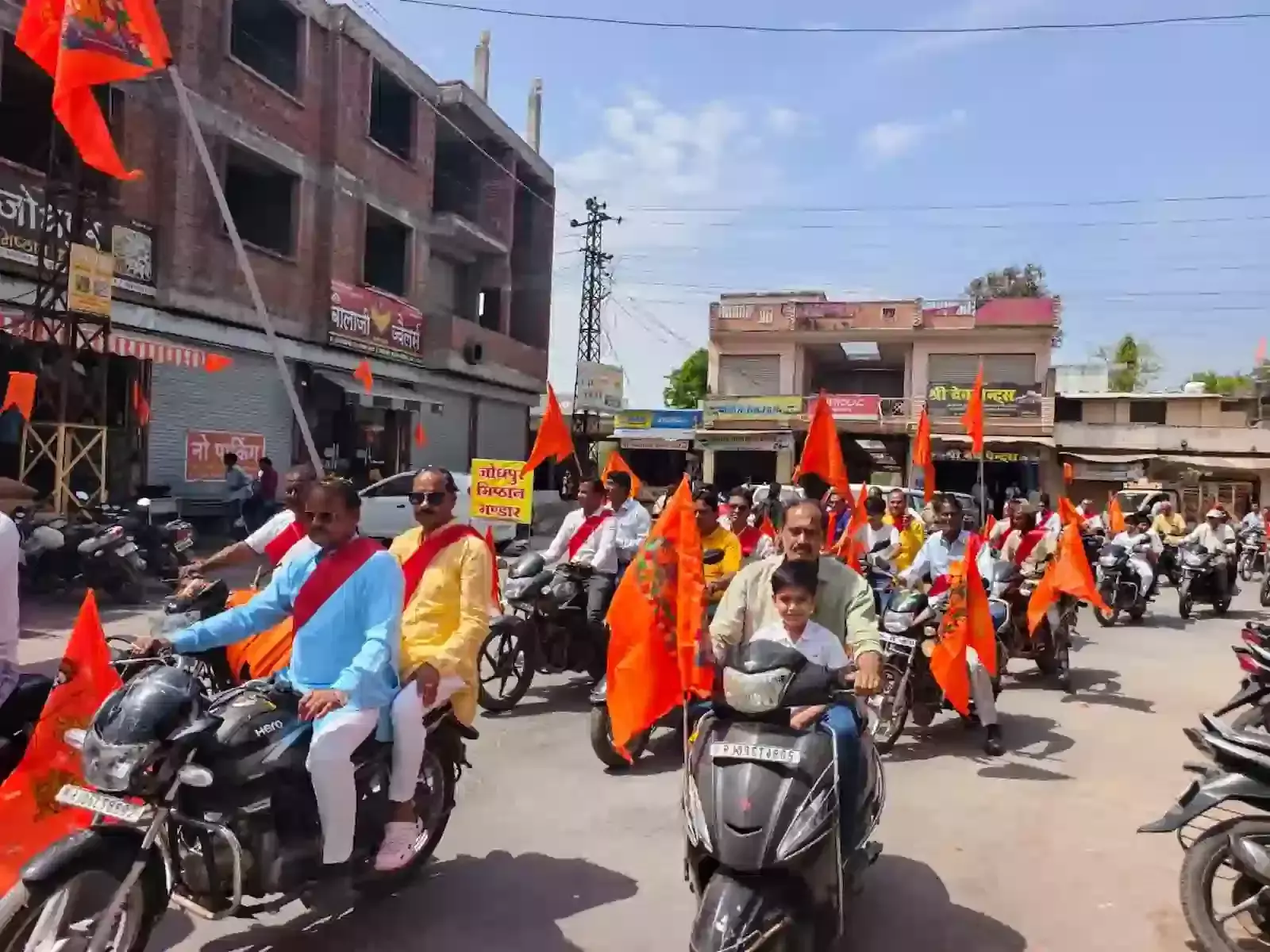 बेगूं में हिंदू नव वर्ष के उपलक्ष्य में वाहन रैली निकालते सैकड़ों श्रद्धालु और धार्मिक आयोजन में उपस्थित स्थानीय नागरिक।