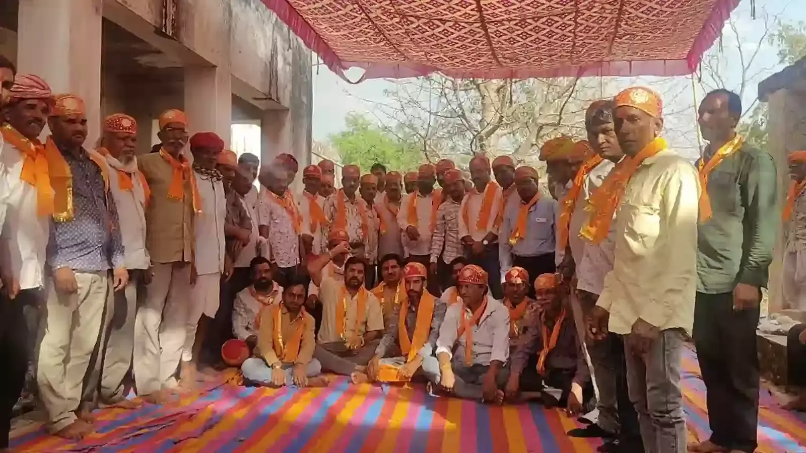 मनकीयावास के राणा भग्गड में मेवाड़ रावणा राजपूत महासभा की बैठक में उपस्थित समाज के पदाधिकारी और सदस्य।