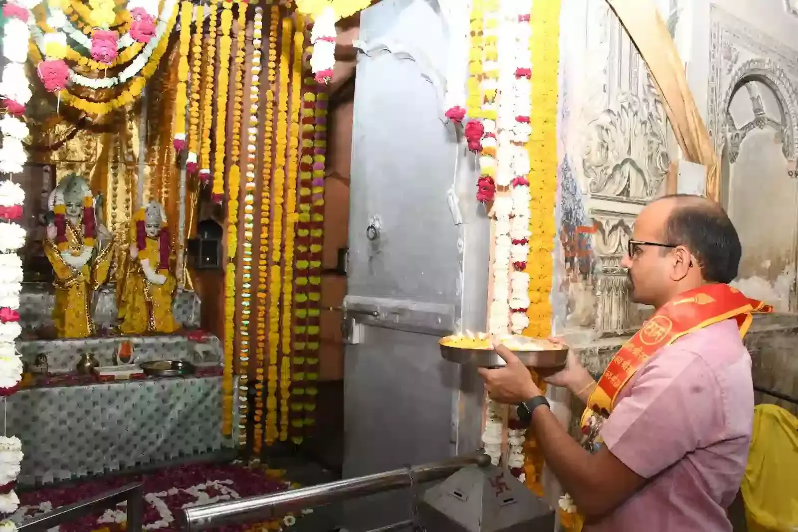 सवाई माधोपुर के गलता मंदिर में राजस्थान दिवस पर महाआरती और दीपदान करते अधिकारी और श्रद्धालु। सवाई माधोपुर के गलता मंदिर में राजस्थान दिवस पर महाआरती और दीपदान करते अधिकारी और श्रद्धालु।