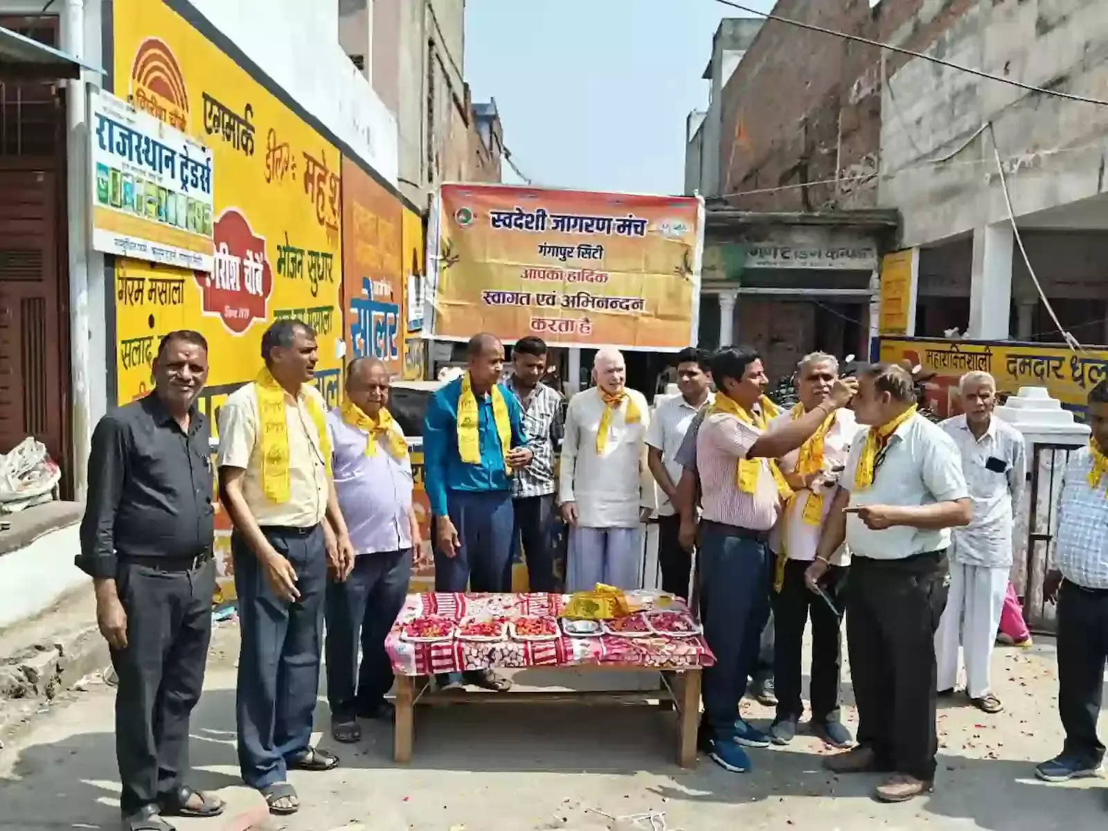 पुरानी अनाज मंडी गंगापुर सिटी में स्वदेशी जागरण मंच के सदस्य हिंदू नव वर्ष पर कार्यक्रम आयोजित करते हुए पुरानी अनाज मंडी गंगापुर सिटी में स्वदेशी जागरण मंच के सदस्य हिंदू नव वर्ष पर कार्यक्रम आयोजित करते हुए