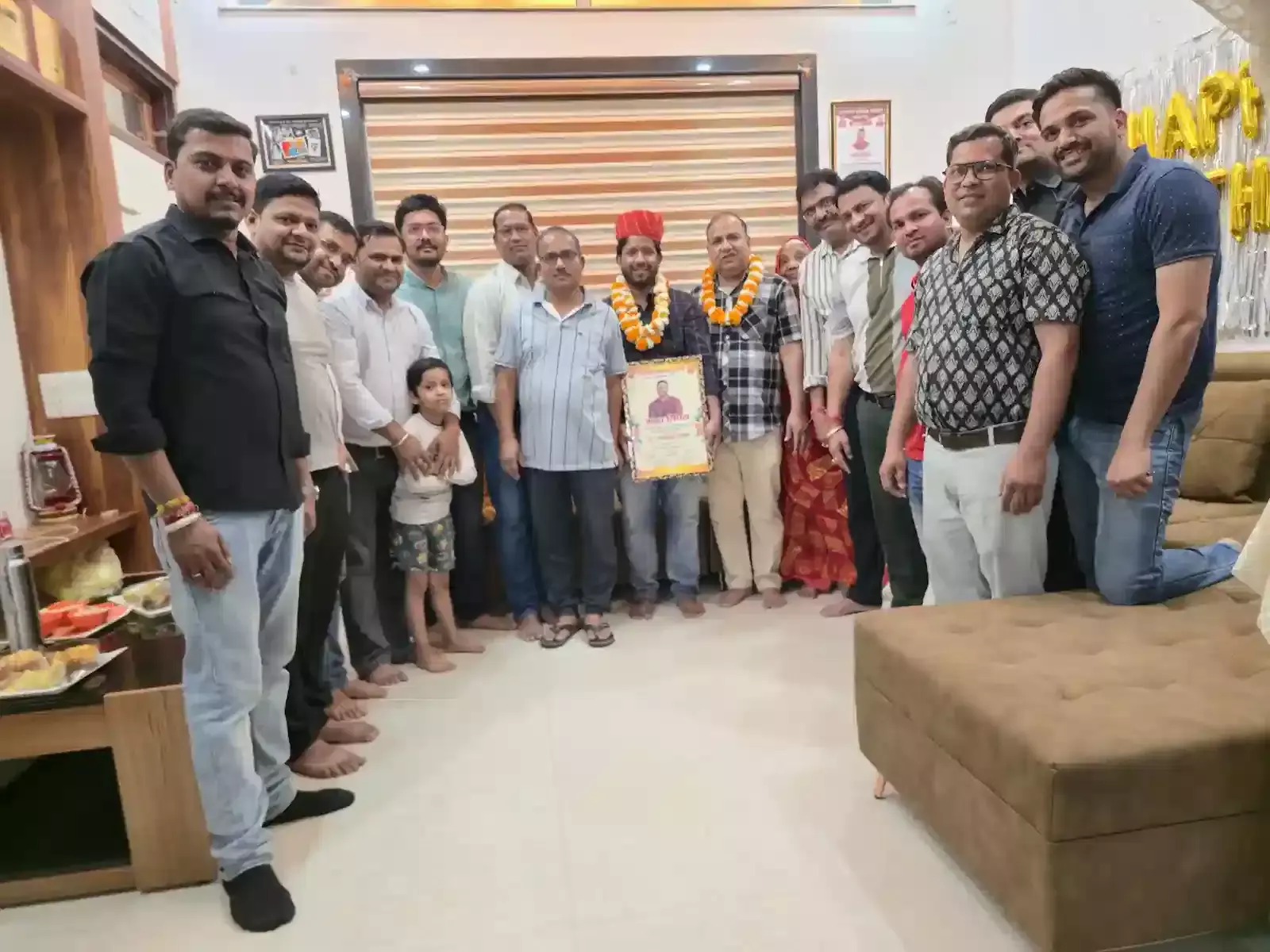गंगापुर सिटी में अंतरराष्ट्रीय वैश्य महासम्मेलन के पदाधिकारी आईएएस अक्षत सिंघल का माला और साफा पहनाकर अभिनंदन करते हुए। गंगापुर सिटी में अंतरराष्ट्रीय वैश्य महासम्मेलन के पदाधिकारी आईएएस अक्षत सिंघल का माला और साफा पहनाकर अभिनंदन करते हुए।