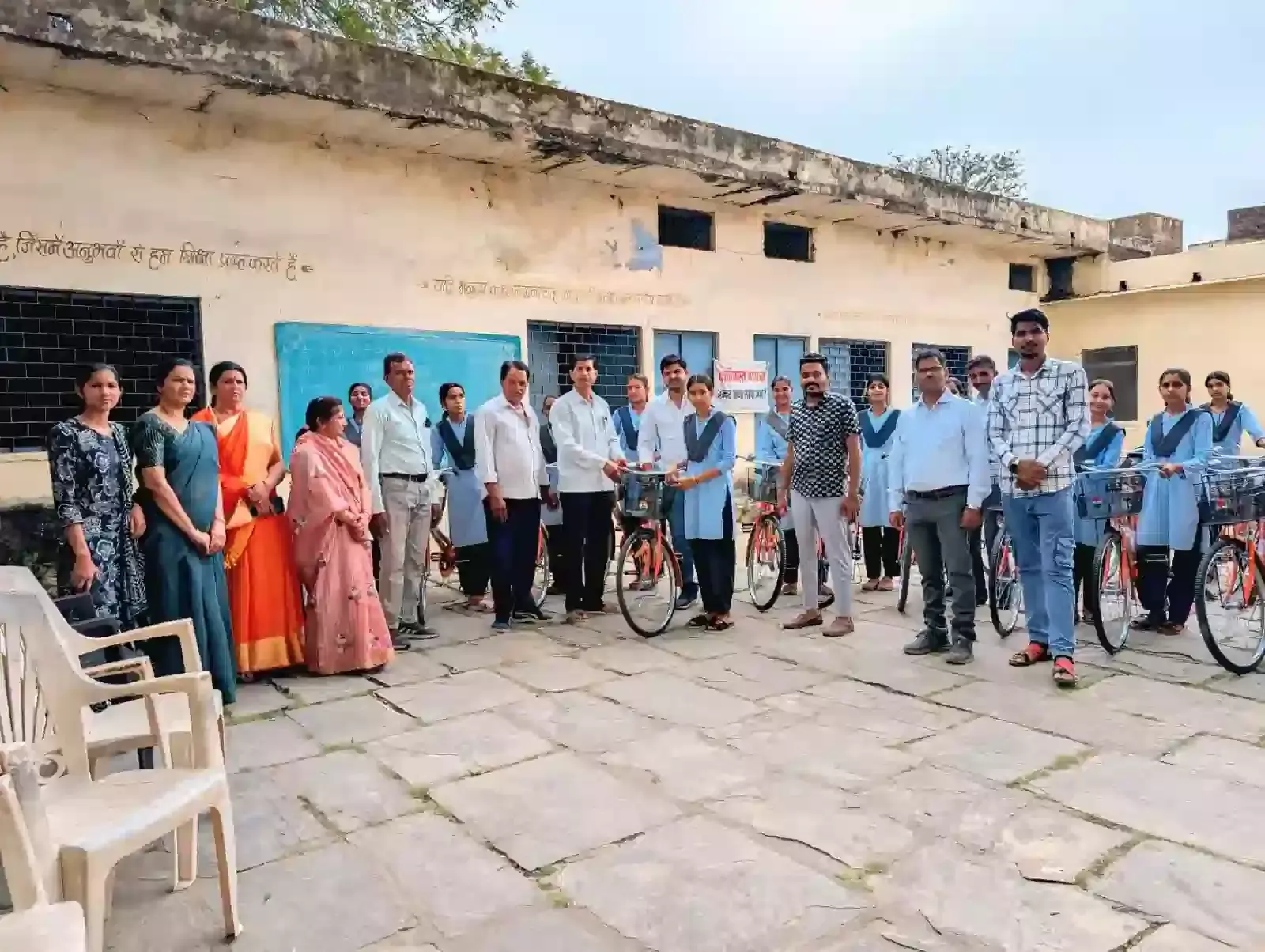 कनेरा के राजकीय बालिका विद्यालय परिसर में साइकिलों के साथ खड़ी कक्षा 9 की छात्राएं और उपस्थित अतिथि।