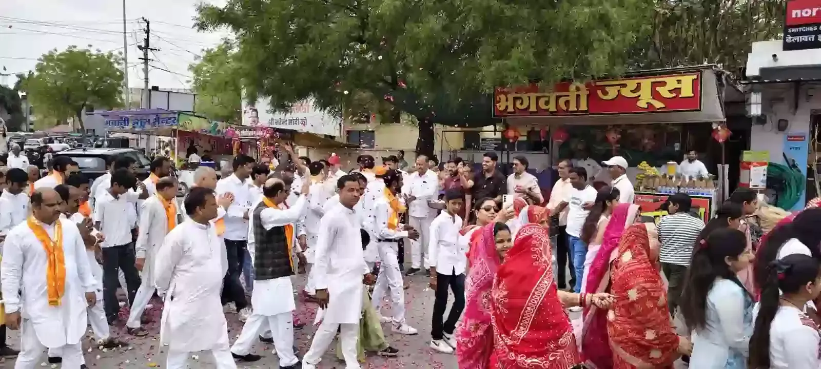 निम्बाहेड़ा में महर्षि गौतम जयंती की शोभायात्रा के दौरान रथ पर विराजित भगवान की तस्वीर पर पुष्प वर्षा करते भाजपा कार्यकर्ता।