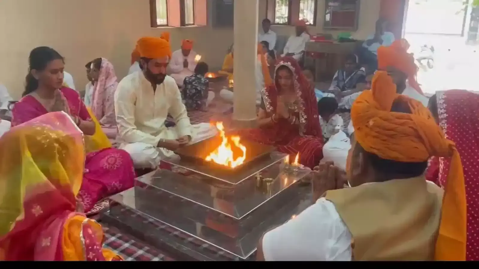 निम्बाहेड़ा के शांति नगर में आर्य समाज स्थापना दिवस पर पंचकुण्डीय महायज्ञ करते हुए श्रद्धालु और आचार्य।