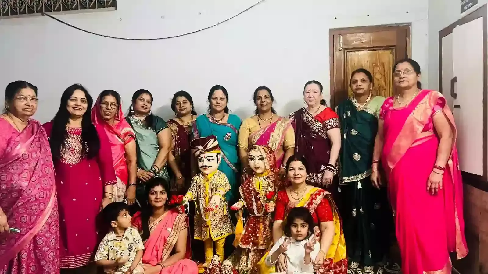 निंबाहेड़ा में गणगौर उत्सव के दौरान ईसर पार्वती की प्रतिमाओं का श्रृंगार करतीं महिलाएं। निंबाहेड़ा में गणगौर उत्सव के दौरान ईसर पार्वती की प्रतिमाओं का श्रृंगार करतीं महिलाएं।