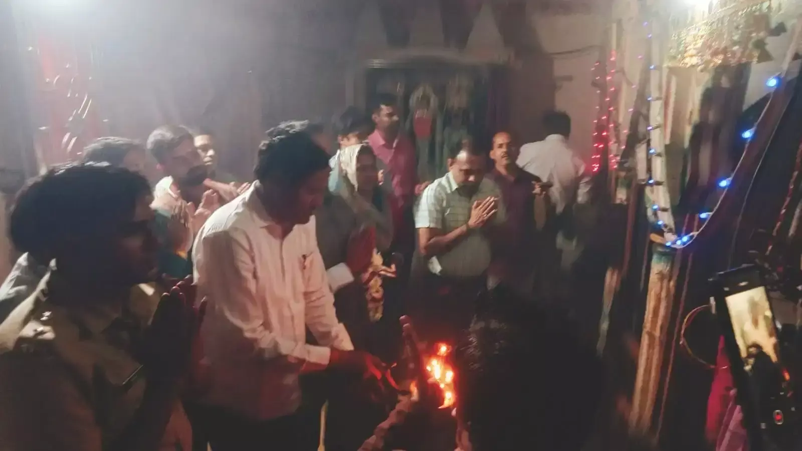 बारां के अनंतराय जी प्यारेरामजी मंदिर में राजस्थान दिवस पर आरती करते विधायक और प्रशासनिक अधिकारी।