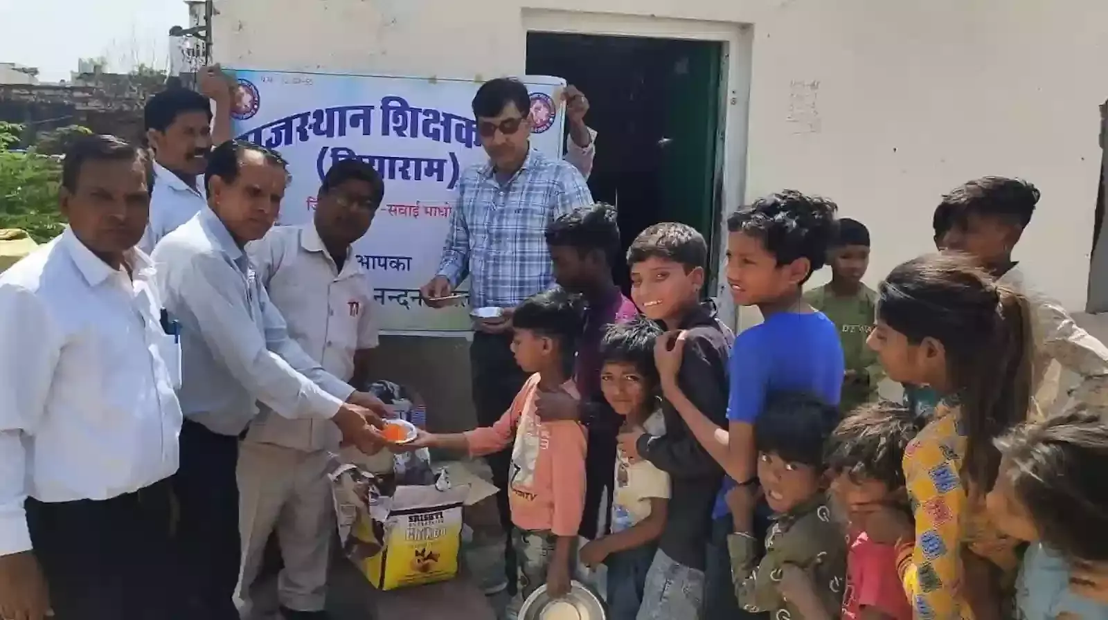 गंगापुर सिटी में सपेरा बस्ती के पास बैठक करते राजस्थान शिक्षक संघ सियाराम के जिला और प्रदेश स्तरीय पदाधिकारी। गंगापुर सिटी में सपेरा बस्ती के पास बैठक करते राजस्थान शिक्षक संघ सियाराम के जिला और प्रदेश स्तरीय पदाधिकारी।