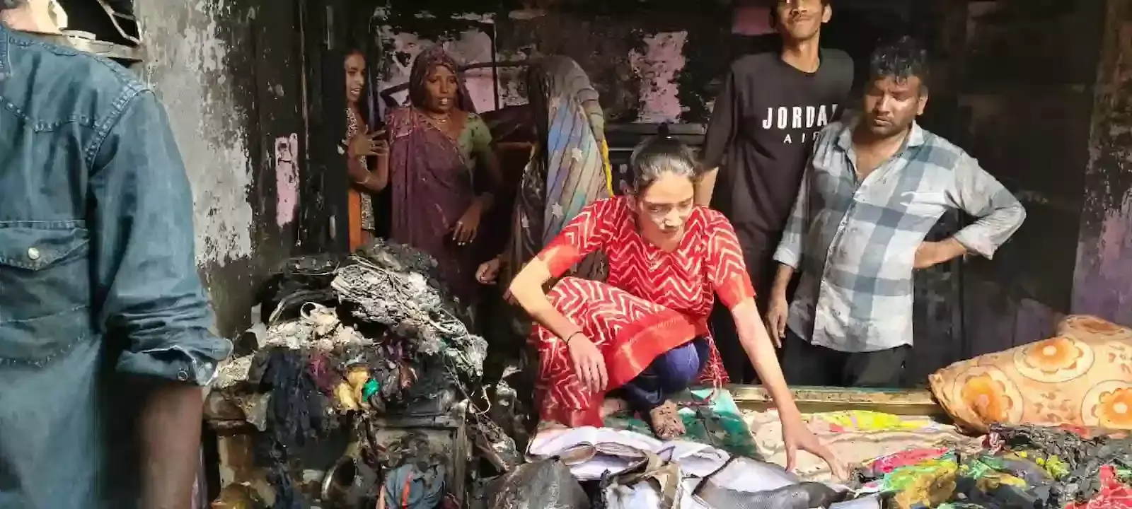प्रतापगढ़ की गांछा गली में शॉर्ट सर्किट से जले हुए घर के भीतर बिखरा हुआ घरेलू सामान। प्रतापगढ़ की गांछा गली में शॉर्ट सर्किट से जले हुए घर के भीतर बिखरा हुआ घरेलू सामान।