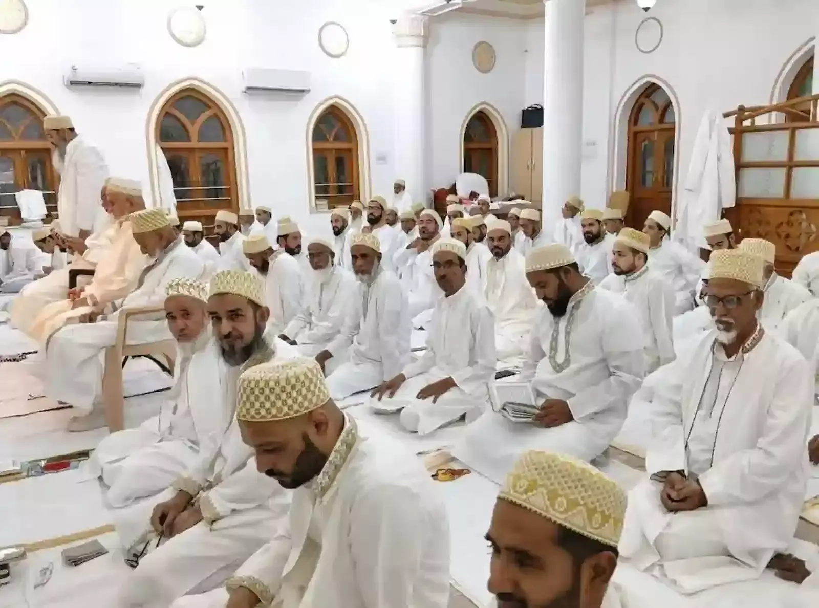 आमेट की बोहरवाडी मस्जिद में ईद की नमाज के बाद एक दूसरे को मुबारकबाद देते बोहरा समाज के लोग। आमेट की बोहरवाडी मस्जिद में ईद की नमाज के बाद एक दूसरे को मुबारकबाद देते बोहरा समाज के लोग।