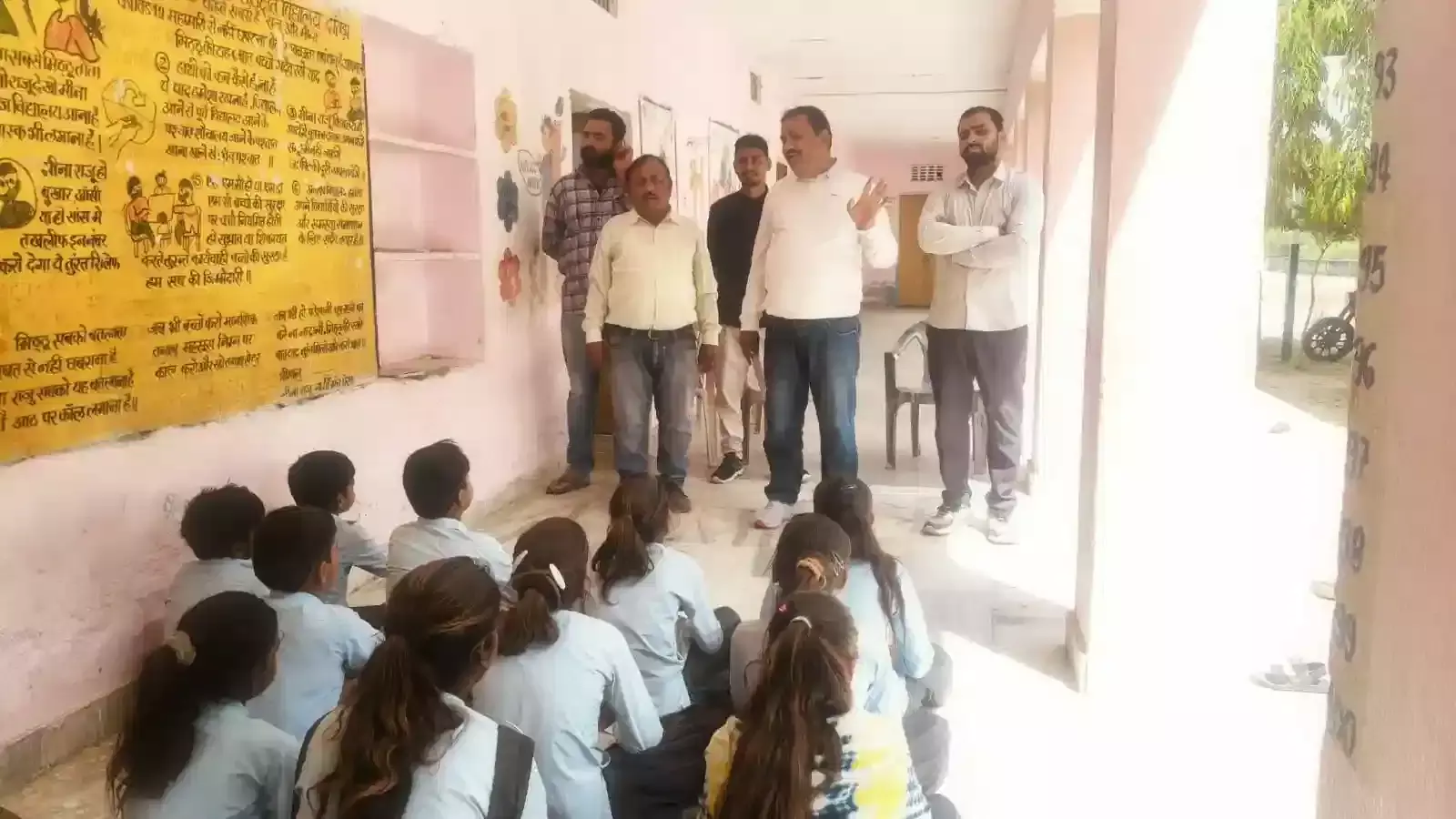राजकीय उच्च प्राथमिक विद्यालय दांतडा में राजस्थान दिवस कार्यक्रम के दौरान उपस्थित पीईईओ देवीलाल खटीक और विद्यालय स्टाफ। राजकीय उच्च प्राथमिक विद्यालय दांतडा में राजस्थान दिवस कार्यक्रम के दौरान उपस्थित पीईईओ देवीलाल खटीक और विद्यालय स्टाफ।