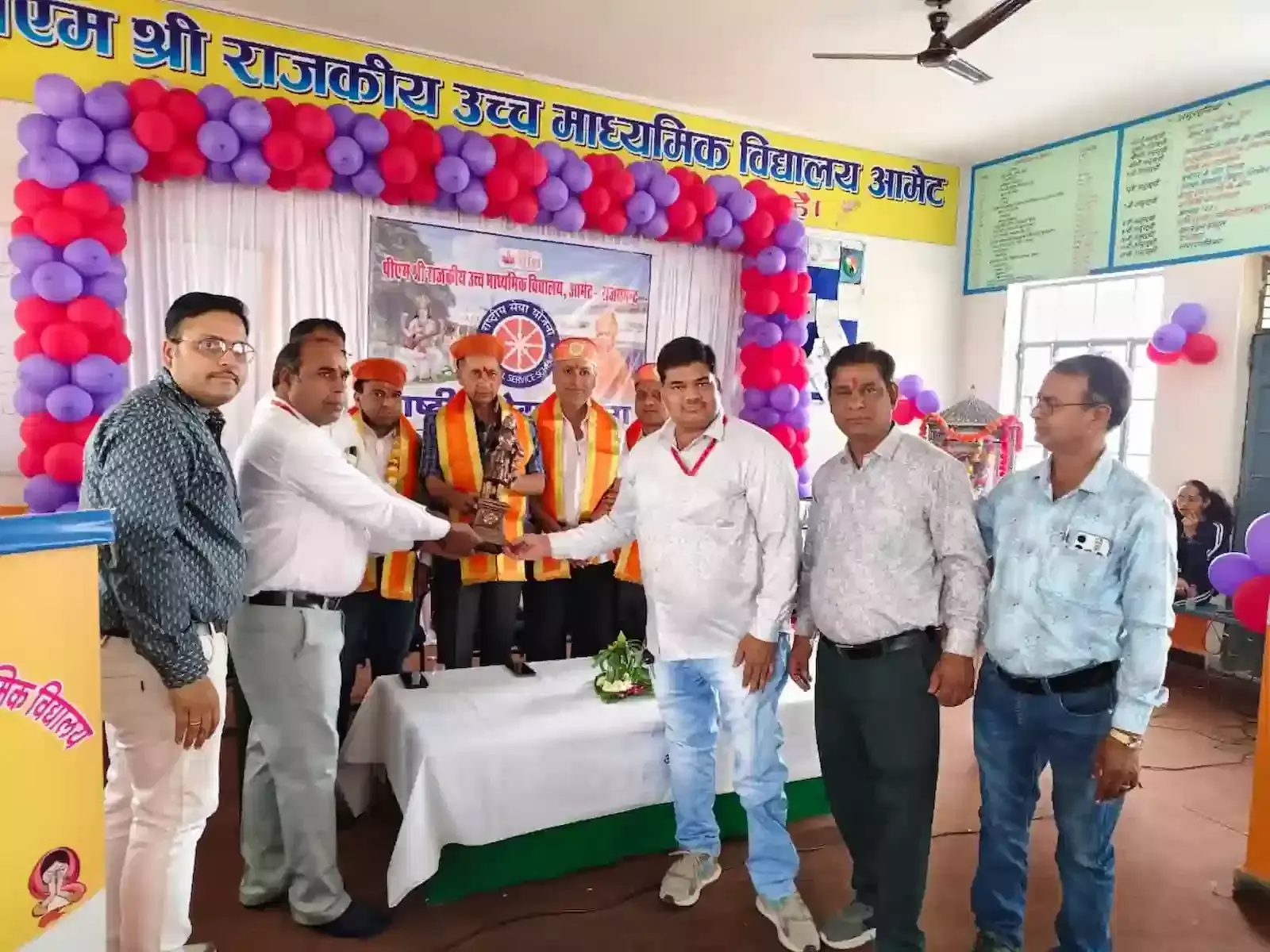 आमेट के पीएम श्री विद्यालय में एनएसएस शिविर समापन समारोह के दौरान मंच पर बैठे अतिथि और उपस्थित शिक्षक समूह। आमेट के पीएम श्री विद्यालय में एनएसएस शिविर समापन समारोह के दौरान मंच पर बैठे अतिथि और उपस्थित शिक्षक समूह।
