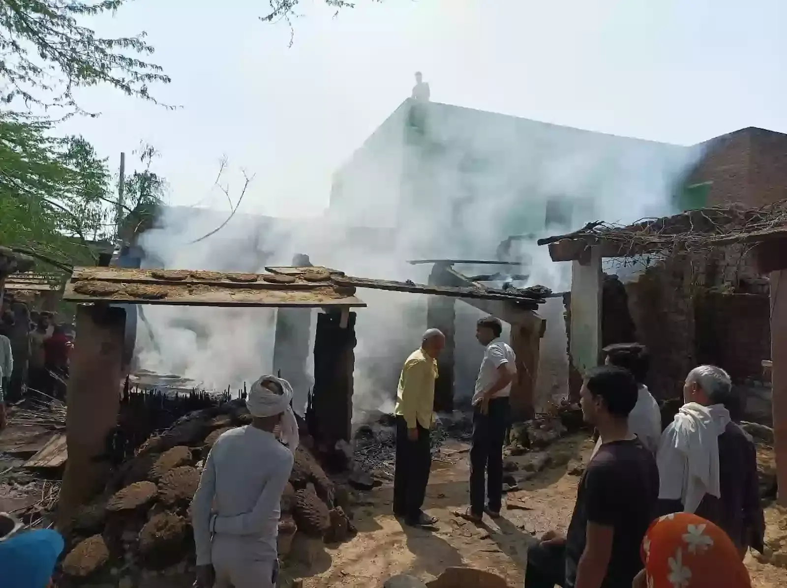 भुसावर के छौंकरवाडा कलां में आग से क्षतिग्रस्त पशु बाड़े का निरीक्षण करती पटवारी ज्योती गुप्ता। भुसावर के छौंकरवाडा कलां में आग से क्षतिग्रस्त पशु बाड़े का निरीक्षण करती पटवारी ज्योती गुप्ता।