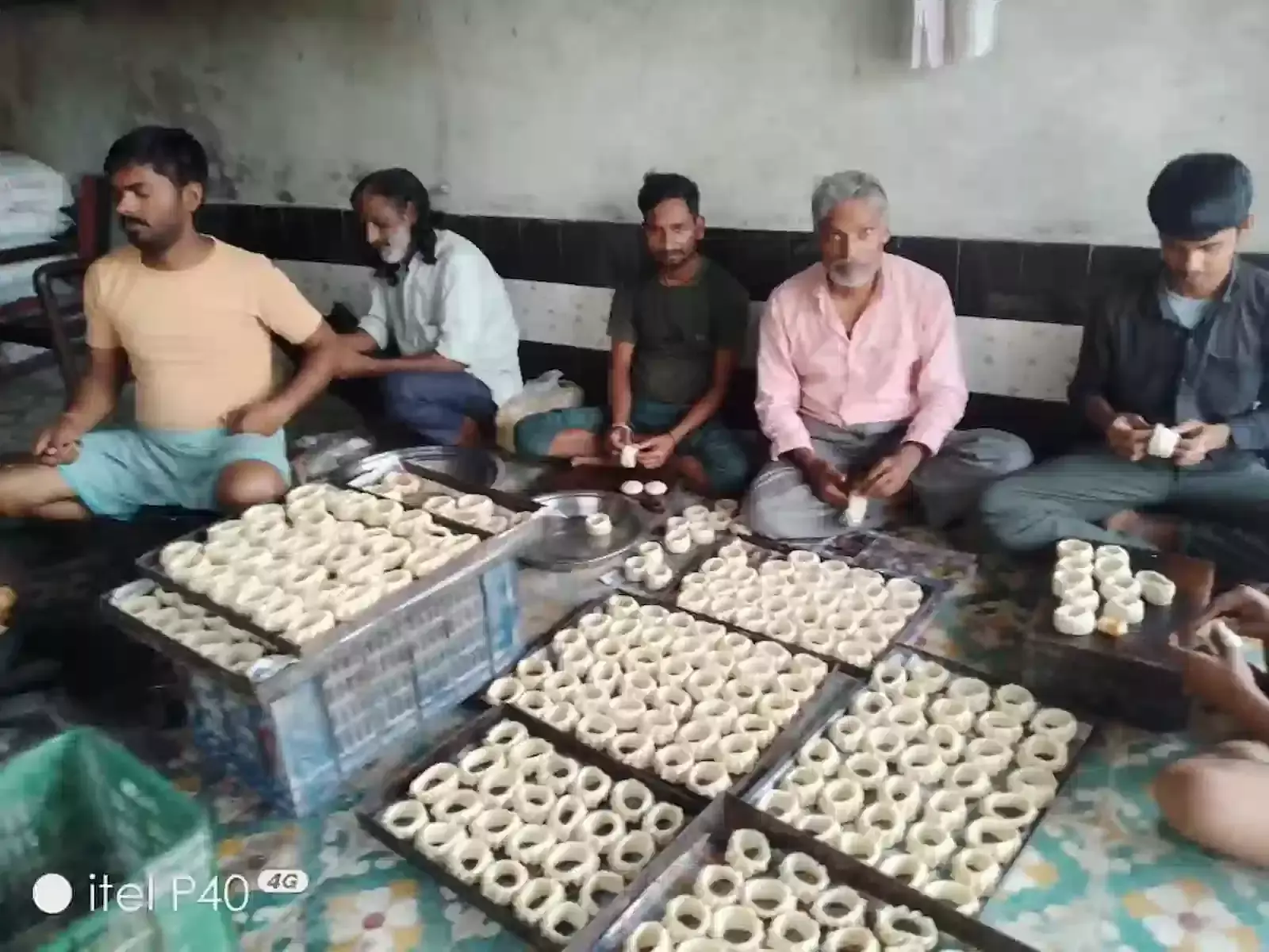 भरतपुर के भुसावर में गणगौर पूजा के लिए हलवाई द्वारा सुहाग का प्रतीक पारंपरिक गुना मिठाई तैयार की जा रही है। भरतपुर के भुसावर में गणगौर पूजा के लिए हलवाई द्वारा सुहाग का प्रतीक पारंपरिक गुना मिठाई तैयार की जा रही है।