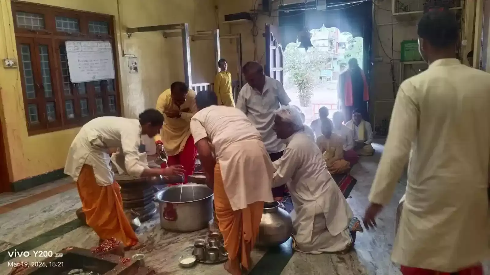 निंबाहेड़ा स्थित कल्लाजी वेदपीठ में नववर्ष पर श्रद्धालुओं का तिलक लगाकर स्वागत करते सेवादार। निंबाहेड़ा स्थित कल्लाजी वेदपीठ में नववर्ष पर श्रद्धालुओं का तिलक लगाकर स्वागत करते सेवादार।