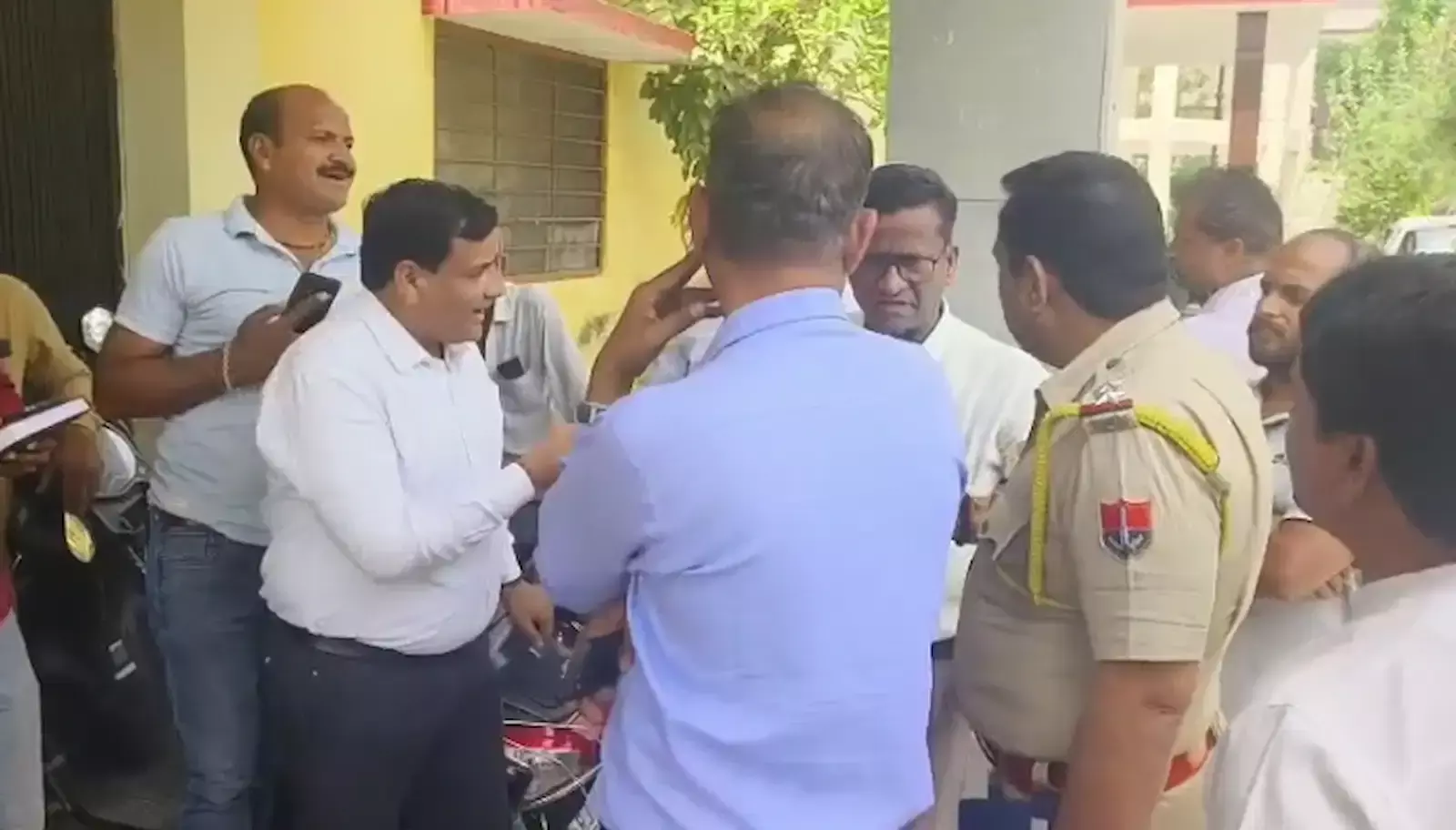 राजसमंद के PHED कार्यालय के बाहर पेयजल संकट के विरोध में धरने पर बैठे पार्षद और महिलाएं। राजसमंद के PHED कार्यालय के बाहर पेयजल संकट के विरोध में धरने पर बैठे पार्षद और महिलाएं।