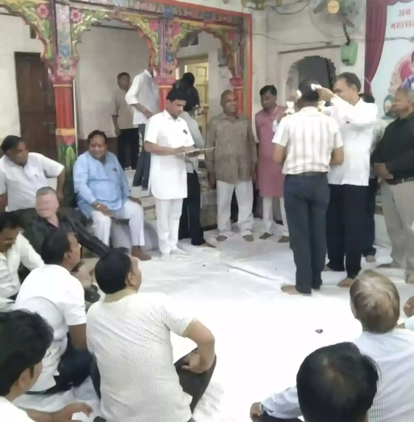 भगवान सत्यनारायण मंदिर बारां में वैष्णव अग्रवाल पंचायत के नवनिर्वाचित पदाधिकारी शपथ ग्रहण करते हुए भगवान सत्यनारायण मंदिर बारां में वैष्णव अग्रवाल पंचायत के नवनिर्वाचित पदाधिकारी शपथ ग्रहण करते हुए