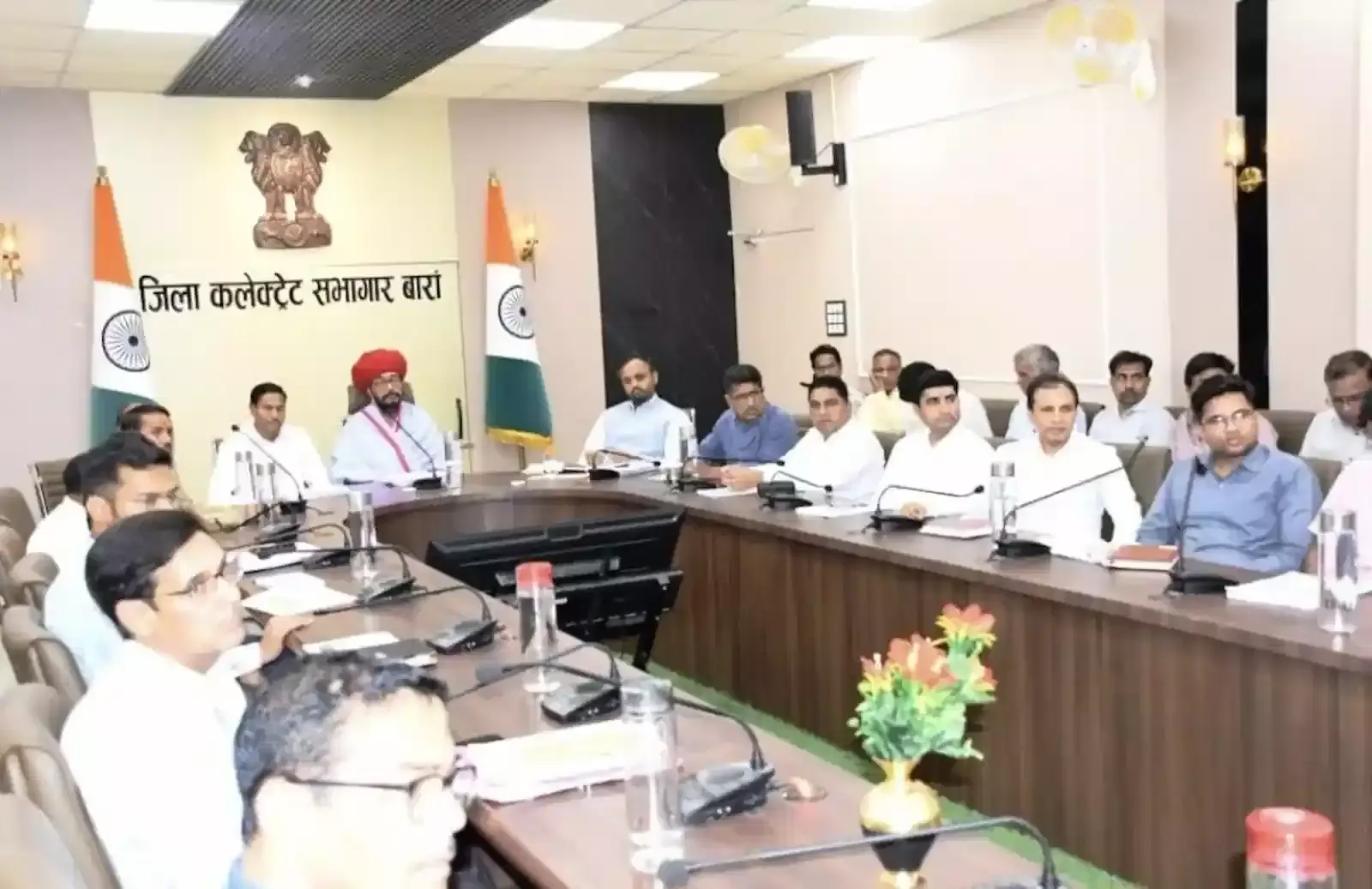 बारां मिनी सचिवालय सभागार में बजट समीक्षा बैठक की अध्यक्षता करते जिला प्रभारी मंत्री ओटाराम देवासी और उपस्थित अधिकारीगण। बारां मिनी सचिवालय सभागार में बजट समीक्षा बैठक की अध्यक्षता करते जिला प्रभारी मंत्री ओटाराम देवासी और उपस्थित अधिकारीगण।