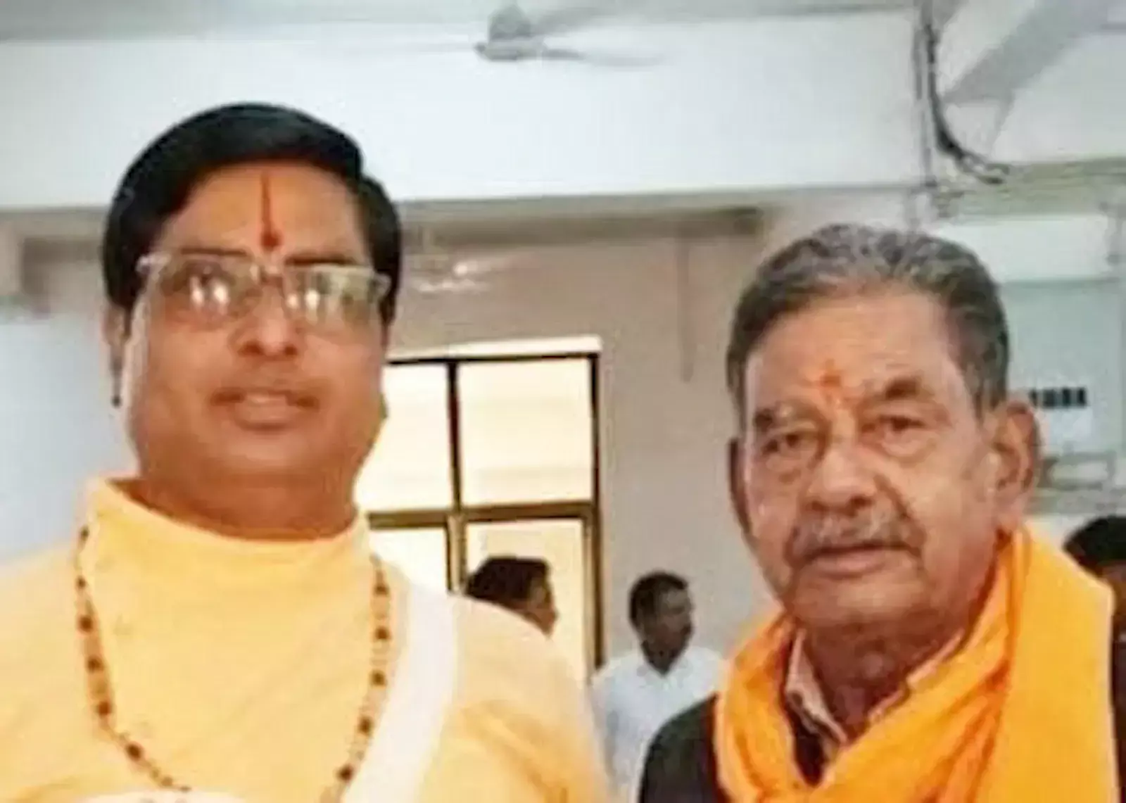 मेवाड़ यूनिवर्सिटी चित्तौड़गढ़ के सेमिनार में ज्योतिष शिरोमणि सम्मान ग्रहण करते बाबूलाल शास्त्री और बालकिशन शर्मा। मेवाड़ यूनिवर्सिटी चित्तौड़गढ़ के सेमिनार में ज्योतिष शिरोमणि सम्मान ग्रहण करते बाबूलाल शास्त्री और बालकिशन शर्मा।