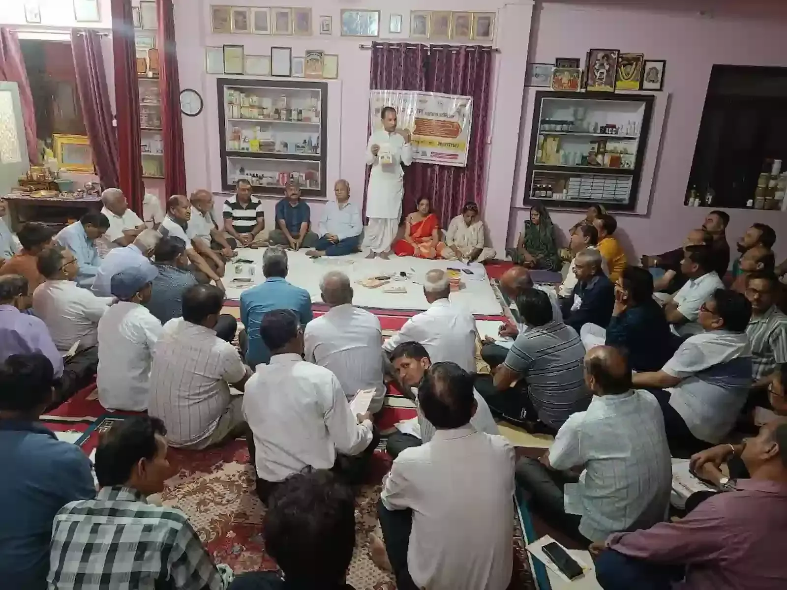 श्री राधा कृष्ण गौ शाला में गौ माता को राष्ट्र माता का दर्जा दिलाने हेतु बैठक करते श्रद्धालु और गौभक्त। श्री राधा कृष्ण गौ शाला में गौ माता को राष्ट्र माता का दर्जा दिलाने हेतु बैठक करते श्रद्धालु और गौभक्त।