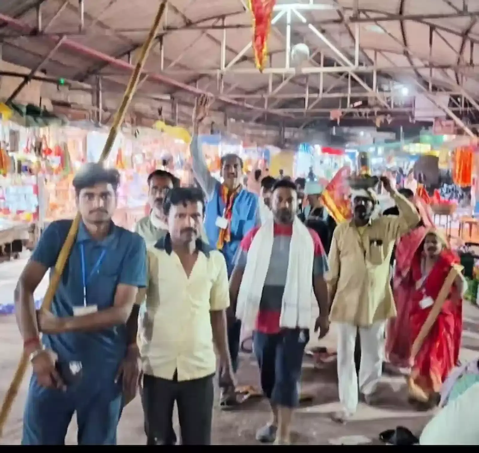 कैला देवी मंदिर करौली में दर्शन के लिए कतारबद्ध होकर खड़े श्रद्धालु और पदयात्रा का दृश्य। कैला देवी मंदिर करौली में दर्शन के लिए कतारबद्ध होकर खड़े श्रद्धालु और पदयात्रा का दृश्य।