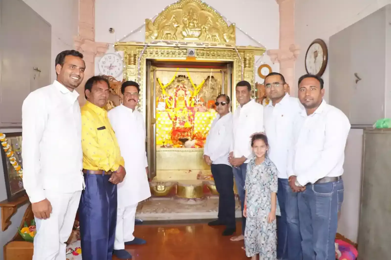 निंबाहेड़ा स्थित प्राचीन अंबिका माता मंदिर में चैत्र नवरात्र पर दर्शन पूजन करते पूर्व मंत्री उदयलाल आंजना और श्रद्धालु। निंबाहेड़ा स्थित प्राचीन अंबिका माता मंदिर में चैत्र नवरात्र पर दर्शन पूजन करते पूर्व मंत्री उदयलाल आंजना और श्रद्धालु।