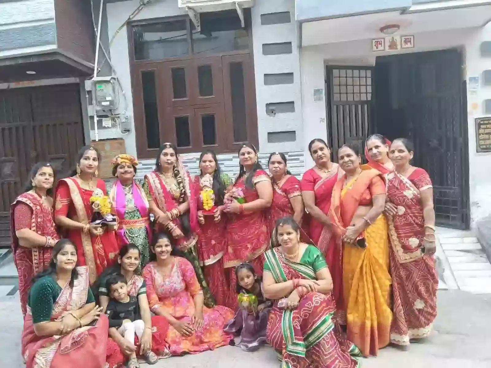 भीलवाड़ा के आदर्श नगर में ईसर पार्वती की झांकी के साथ पैदल मार्च करती महिलाएं भीलवाड़ा के आदर्श नगर में ईसर पार्वती की झांकी के साथ पैदल मार्च करती महिलाएं