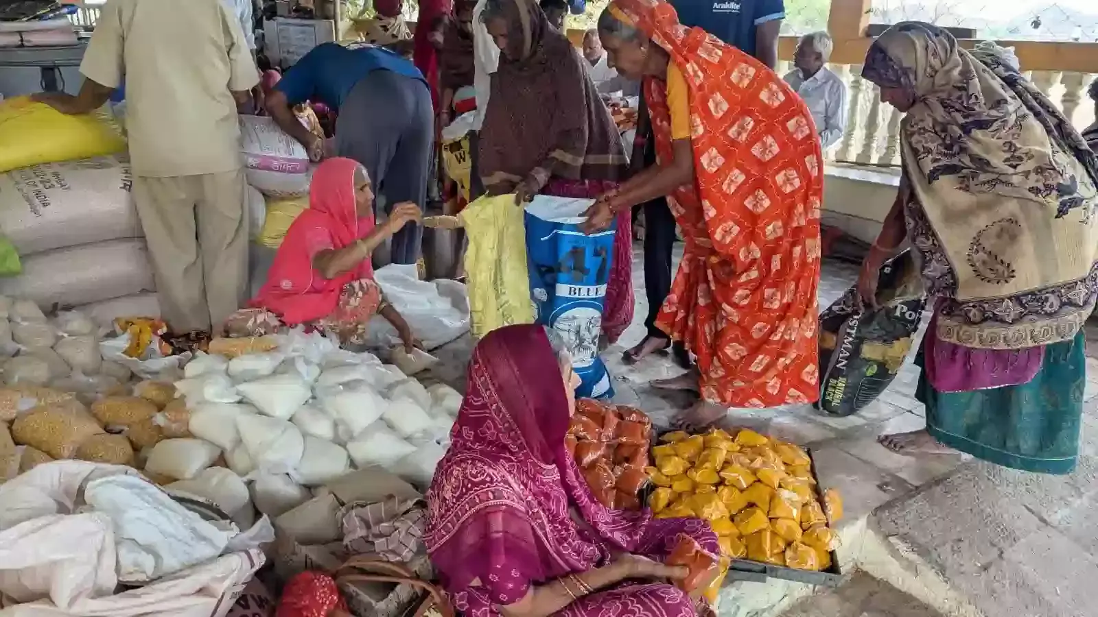 आमेट के संत श्री आशाराम आश्रम में नूतन वर्ष पर रंगोली और तिलक लगाकर स्वागत करते युवा सेवा संघ के सदस्य। आमेट के संत श्री आशाराम आश्रम में नूतन वर्ष पर रंगोली और तिलक लगाकर स्वागत करते युवा सेवा संघ के सदस्य।