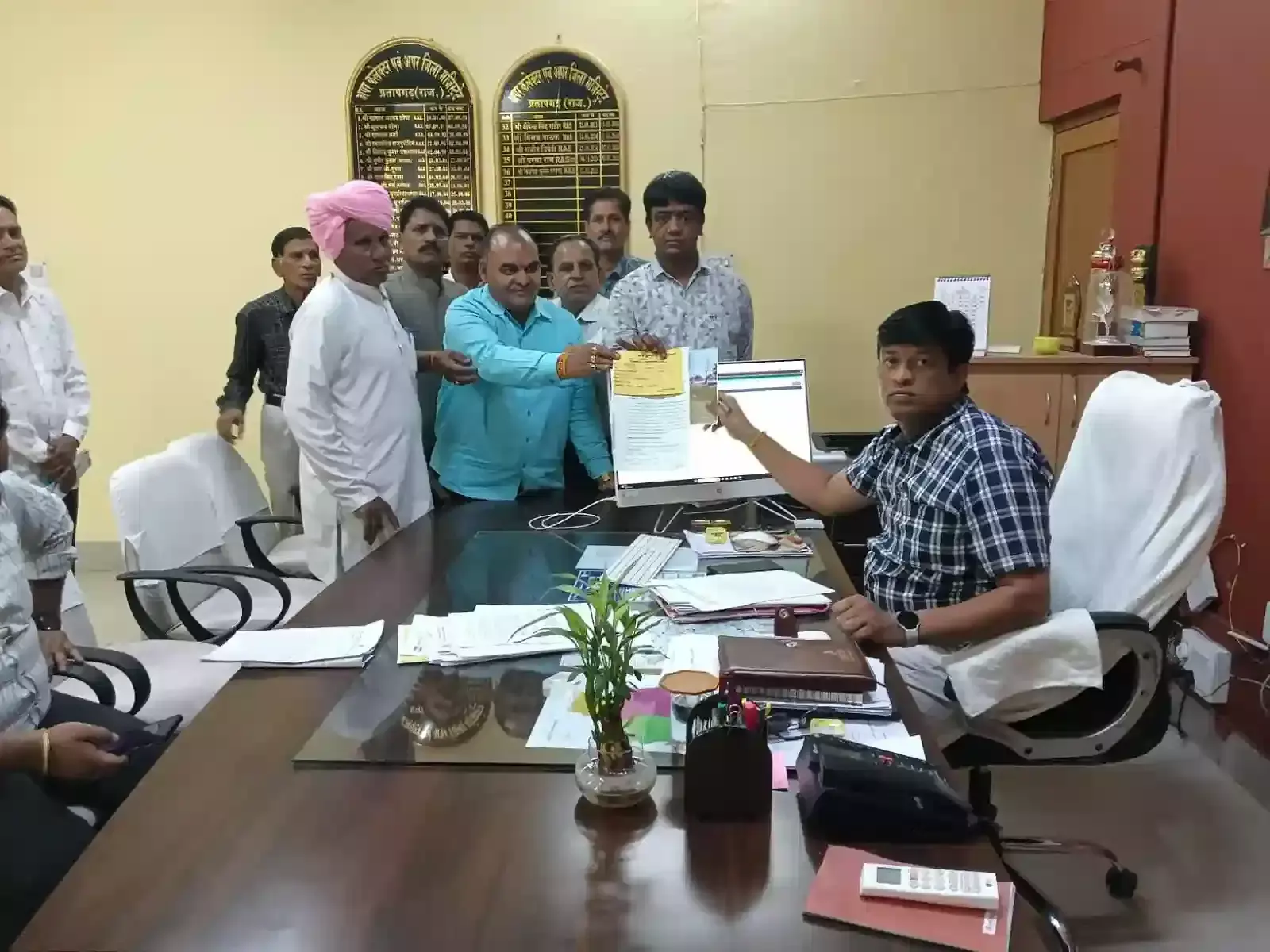 प्रतापगढ़ कलेक्ट्रेट में दीपेश्वर तालाब संरक्षण के लिए एडीएम को ज्ञापन सौंपते धरोहर बचाओ संघर्ष समिति के कार्यकर्ता। प्रतापगढ़ कलेक्ट्रेट में दीपेश्वर तालाब संरक्षण के लिए एडीएम को ज्ञापन सौंपते धरोहर बचाओ संघर्ष समिति के कार्यकर्ता।