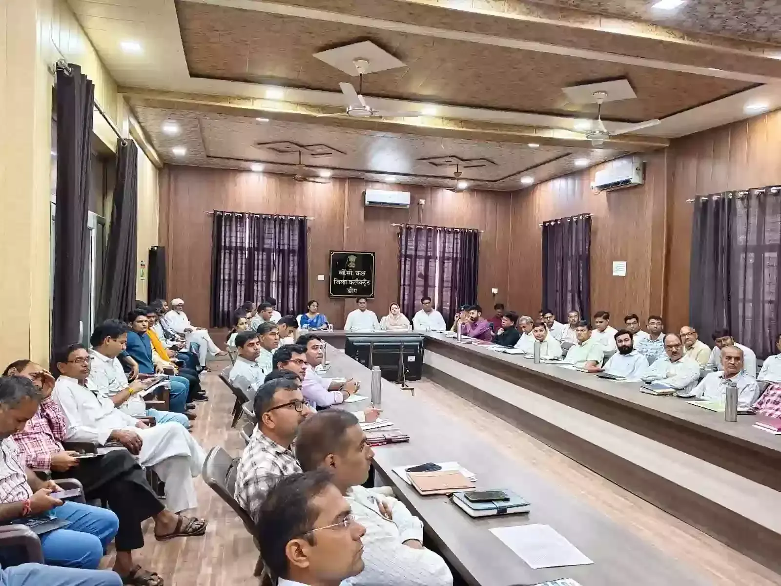 डीग पंचायत समिति सभागार में अधिकारियों के साथ समीक्षा बैठक की अध्यक्षता करते मंत्री सुरेश सिंह रावत। डीग पंचायत समिति सभागार में अधिकारियों के साथ समीक्षा बैठक की अध्यक्षता करते मंत्री सुरेश सिंह रावत।